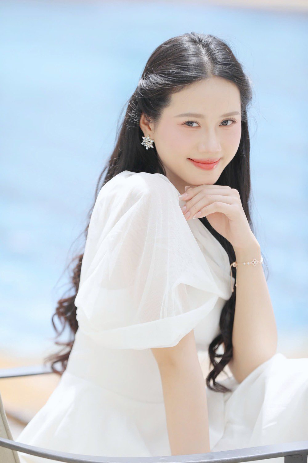 

Dù vậy, Diệu Huyền cho biết cô sẽ cố gắng thể hiện bản thân để mọi người biết đến cá tính, con người mình thay vì chỉ được nhớ đến là 'cô gái giống Đỗ Thị Hà'. Thí sinh quê Quảng Trị đặt mục tiêu vào top 5 Hoa hậu Việt Nam 2024  