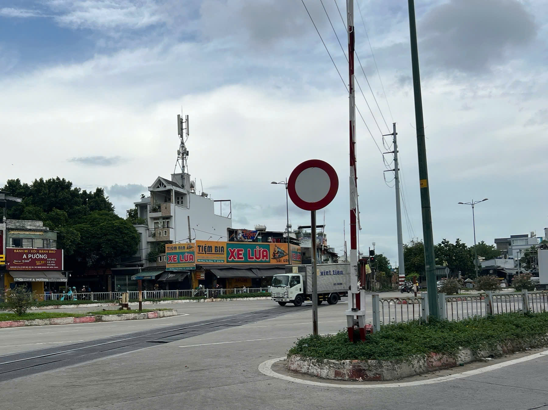 Băng ngang đường ray xe lửa vì không biết hình dạng biển cấm