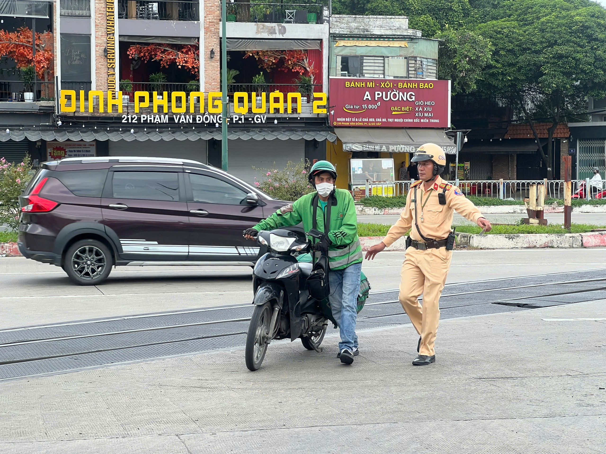 Băng ngang đường ray xe lửa, nhiều tài xế bị CSGT TP.HCM xử lý- Ảnh 1. Băng ngang đường ray xe lửa, nhiều tài xế bị CSGT TP.HCM xử lý- Ảnh 1.