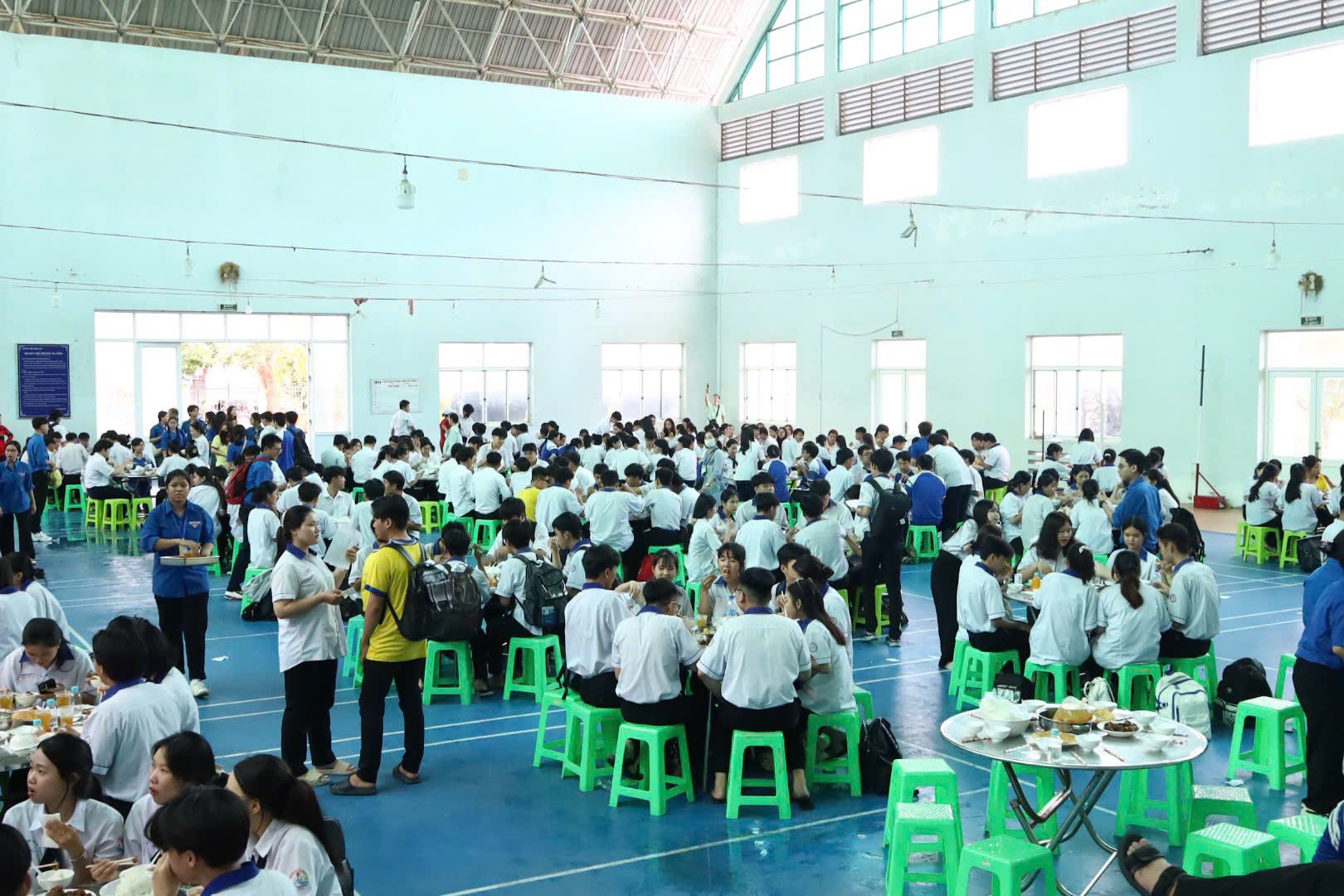 Hàng trăm suất cơm miễn phí làm ấm lòng thí sinh thi tốt nghiệp THPT 2025 - Ảnh 1.