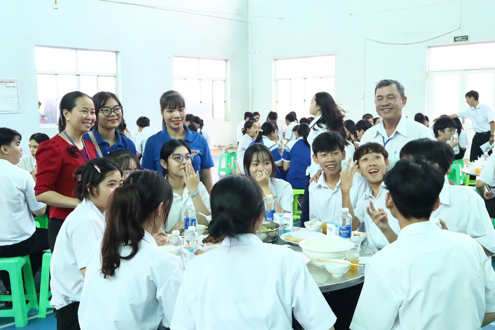 Hàng trăm suất cơm miễn phí làm ấm lòng thí sinh thi tốt nghiệp THPT 2025 - Ảnh 2.