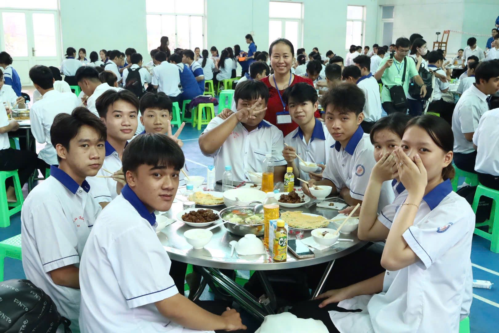 Hàng trăm suất cơm miễn phí làm ấm lòng thí sinh thi tốt nghiệp THPT 2025 - Ảnh 3.