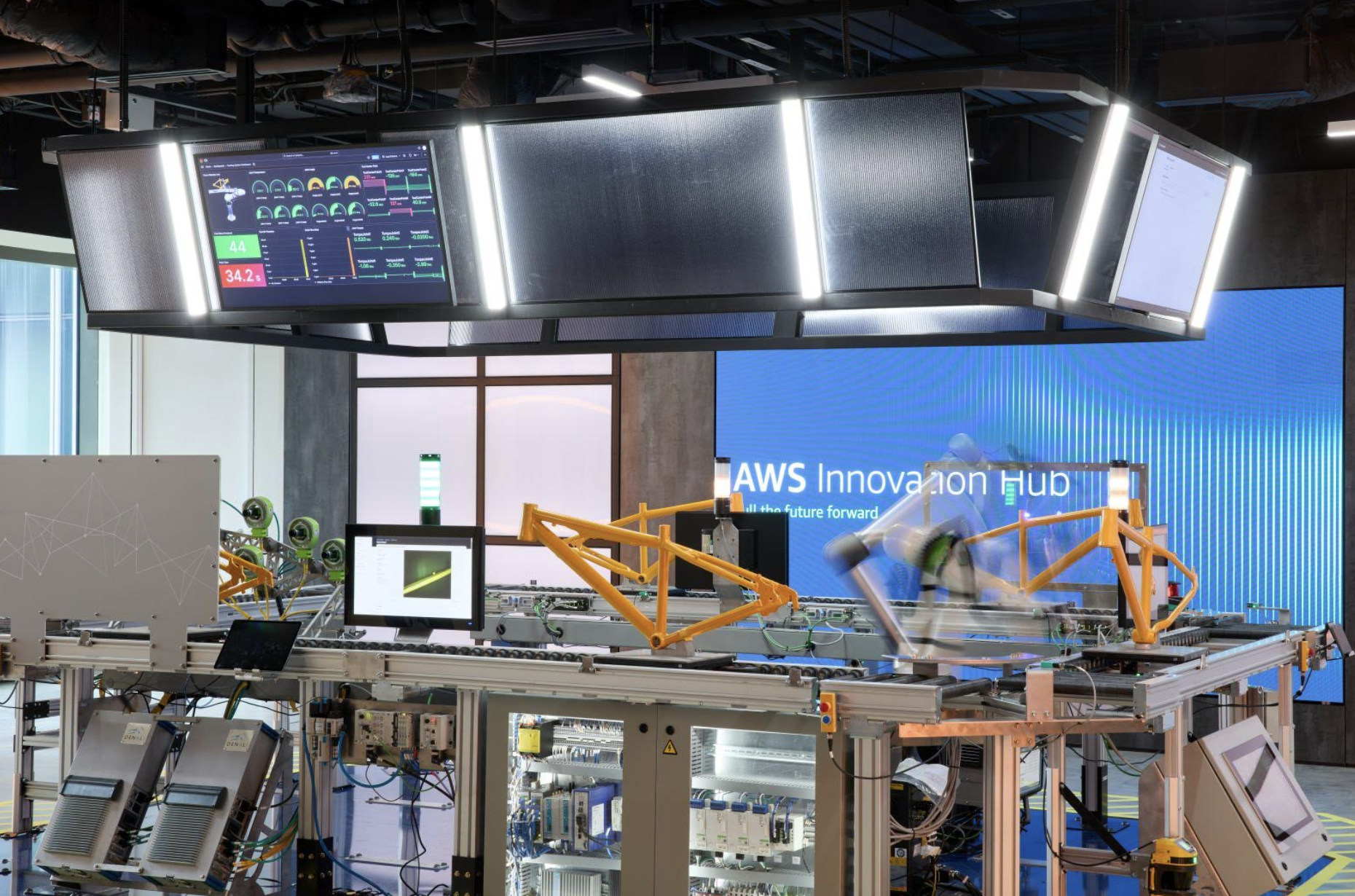 AWS Innovation Hub ra mắt tại Singapore thúc đẩy chuyển đổi số và sáng tạo AI - Ảnh 1. AWS Innovation Hub ra mắt tại Singapore thúc đẩy chuyển đổi số và sáng tạo AI - Ảnh 1.