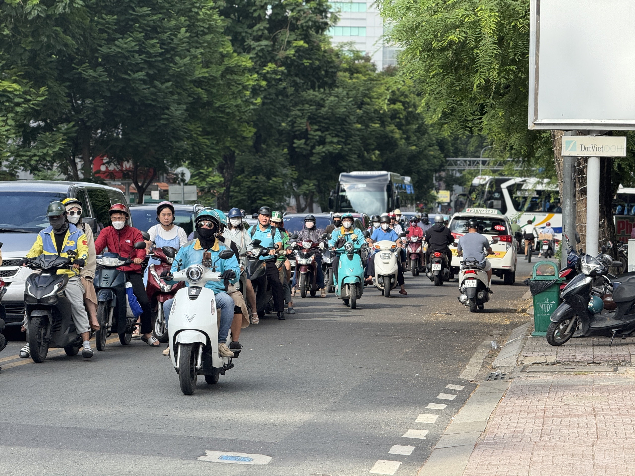 CSGT TP.HCM ghi hình phạt nguội xe máy thế nào? - Ảnh 2.