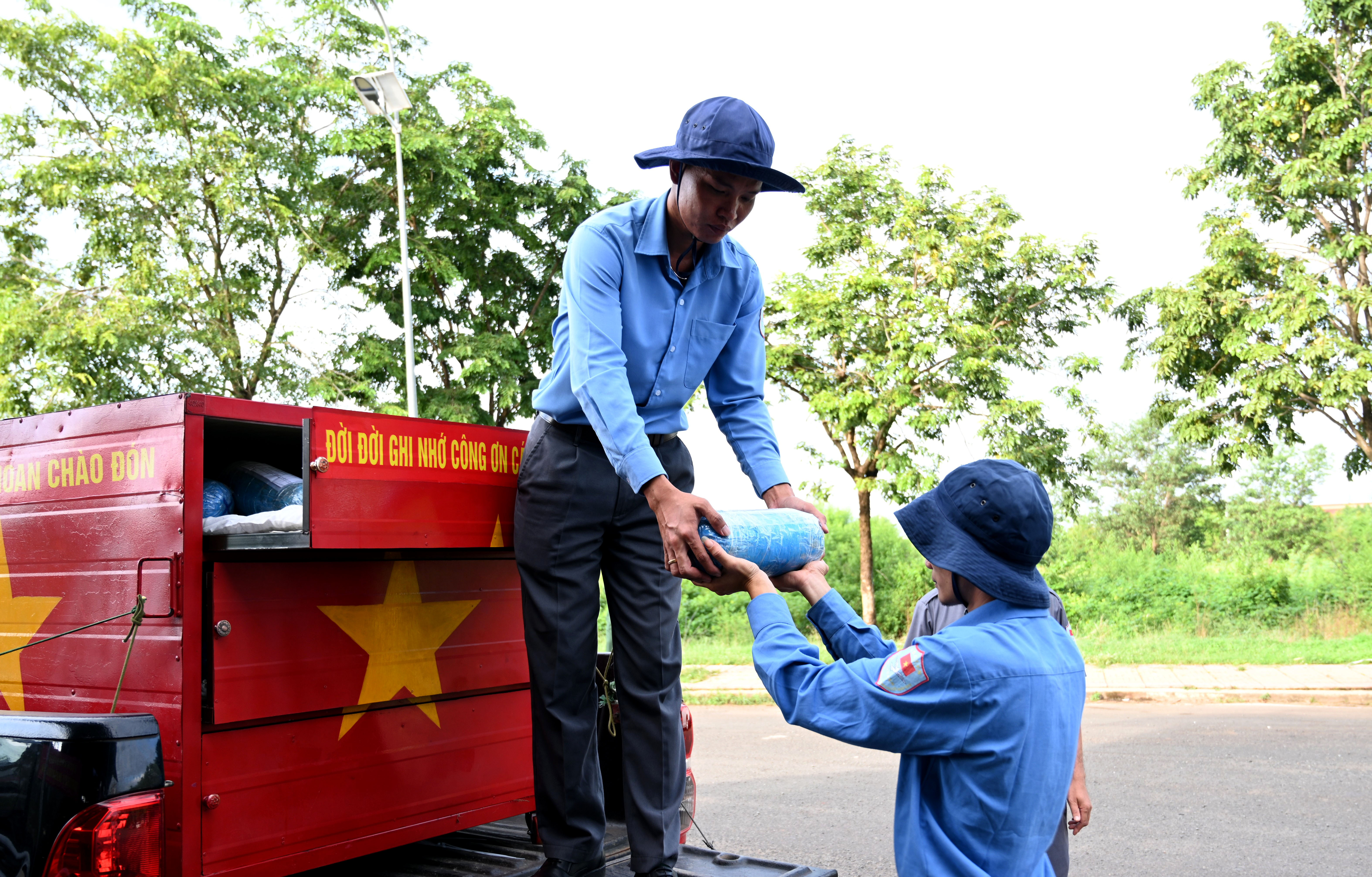 Bình Phước: Đón 80 hài cốt liệt sĩ Việt Nam từ Campuchia trở về quê hương - Ảnh 3.