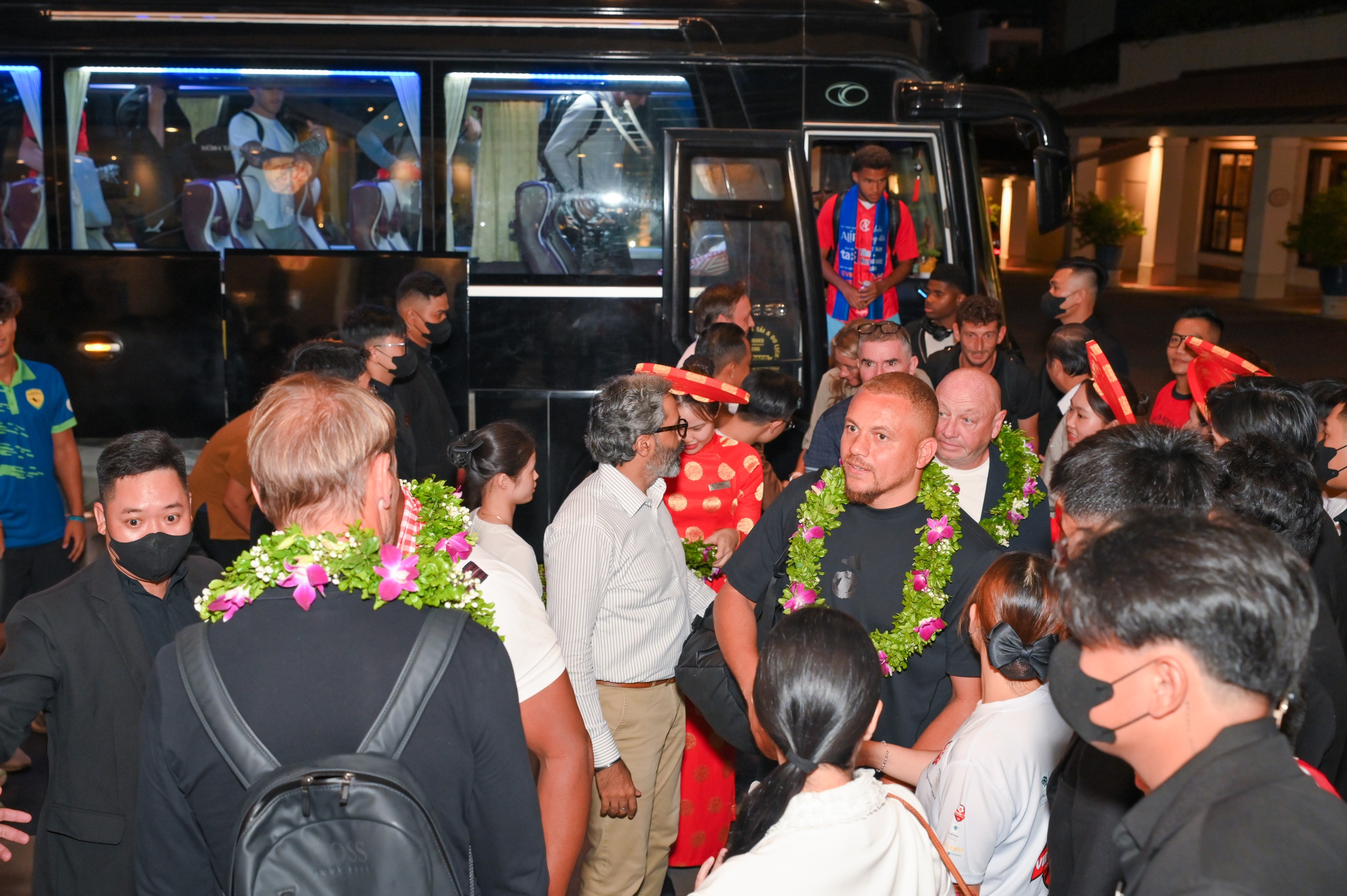 De legendariske stjernene fra Manchester Uniteds gylne generasjon spilte en vennskapskamp i Da Nang City - Bilde 1. Dàn sao huyền thoại thế hệ vàng Manchester United đá giao hữu tại TP.Đà Nẵng- Ảnh 1.