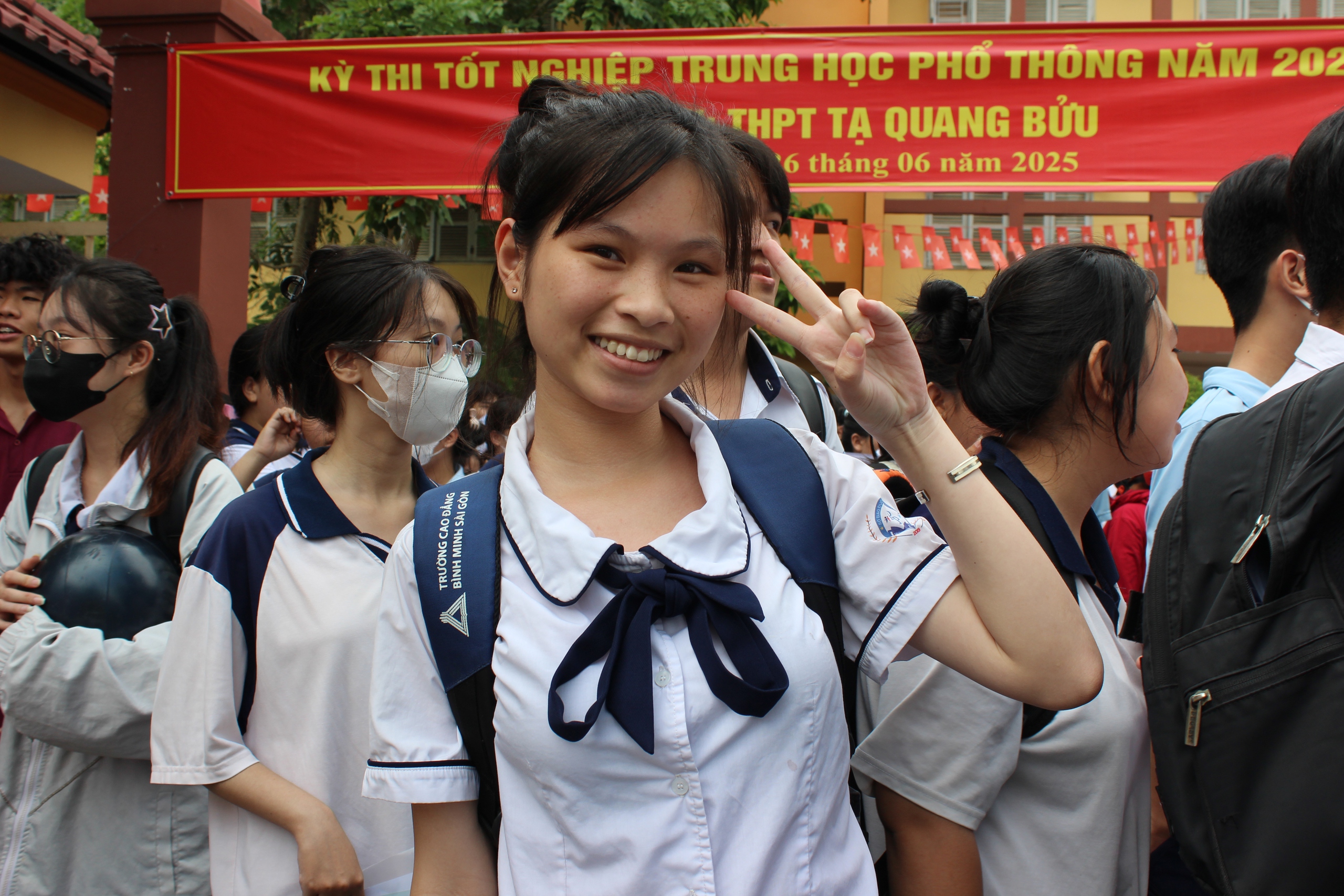 Hồi hộp dõi theo chấm thi văn tốt nghiệp THPT: Đề hay, nhưng dễ điểm cao không? - Ảnh 2.