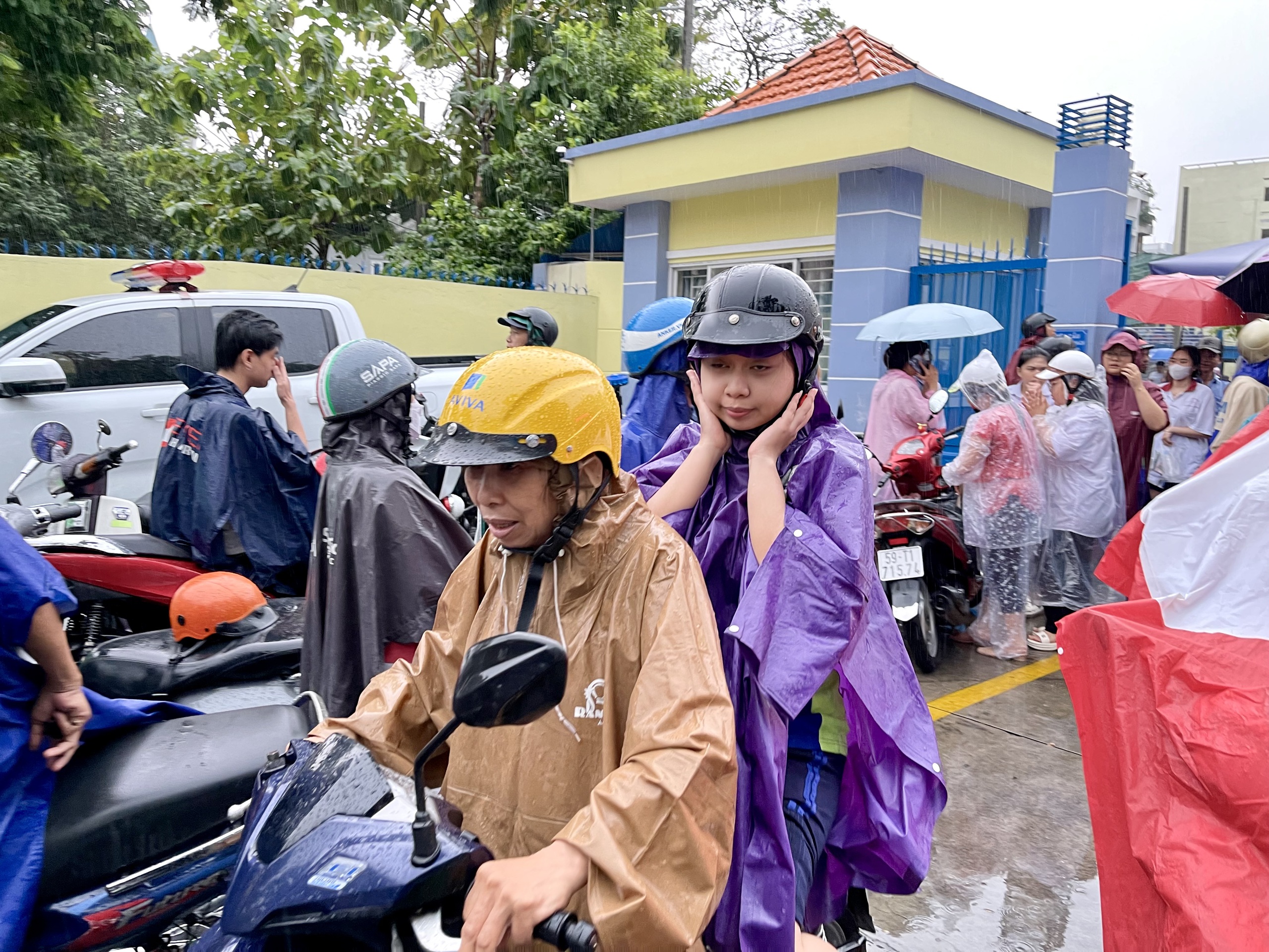 Thi tốt nghiệp THPT 2025: Thí sinh đội mưa về buồn rượi vì đề toán khó  - Ảnh 6.