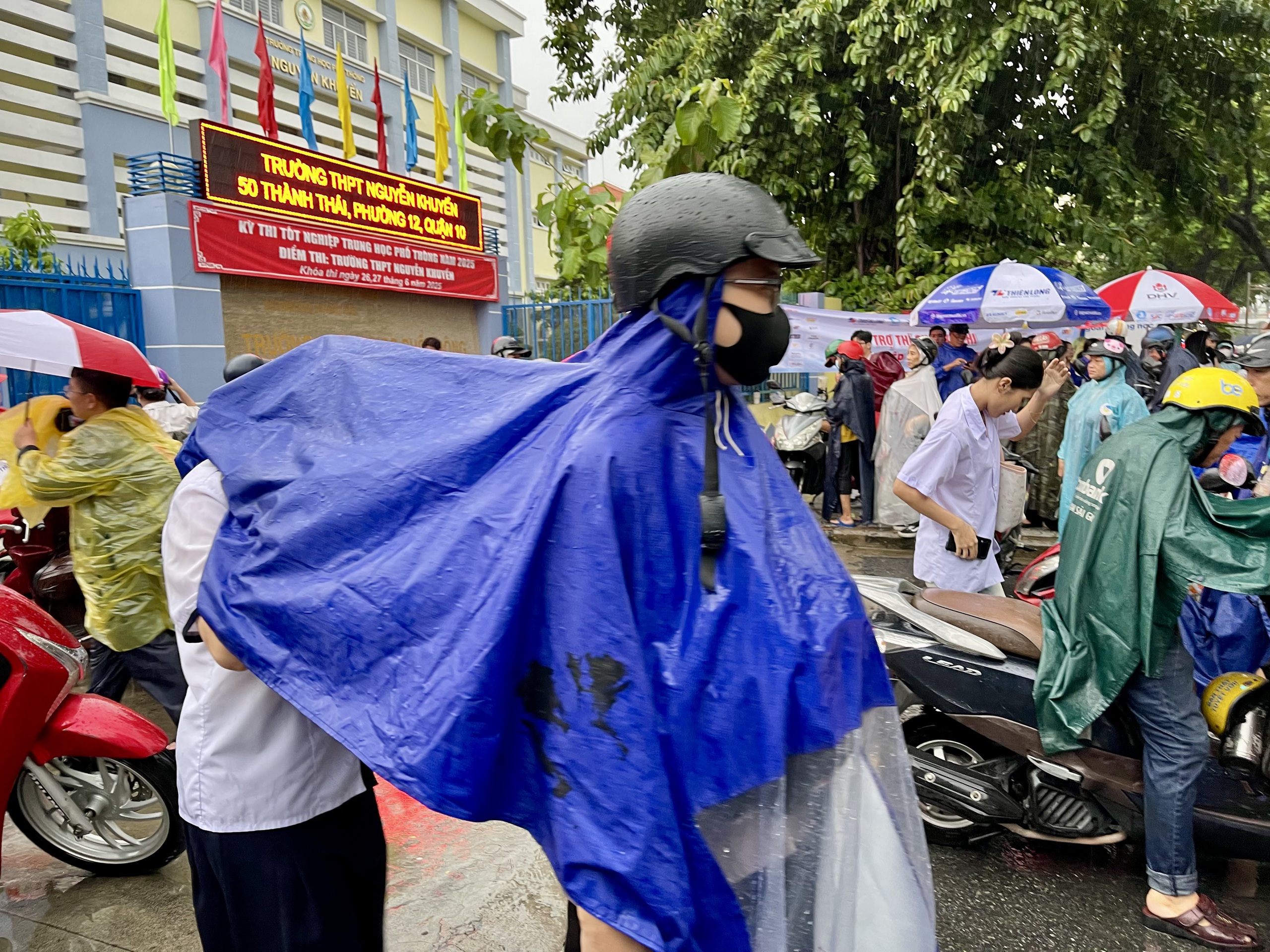 Thi tốt nghiệp THPT 2025: Thí sinh đội mưa về buồn rượi vì đề toán khó  - Ảnh 4.
