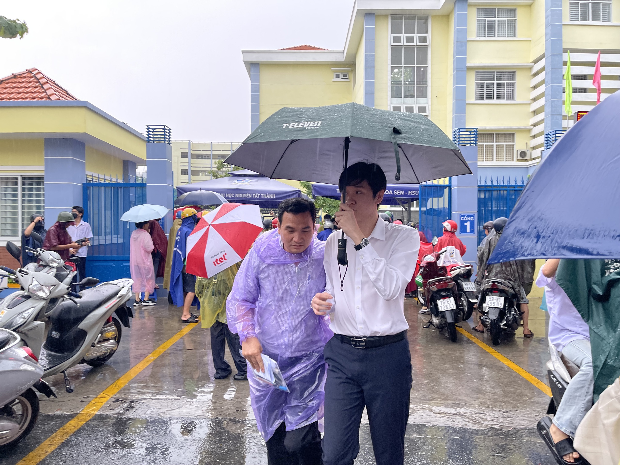 Thi tốt nghiệp THPT 2025: Thí sinh đội mưa về buồn rượi vì đề toán khó  - Ảnh 5.