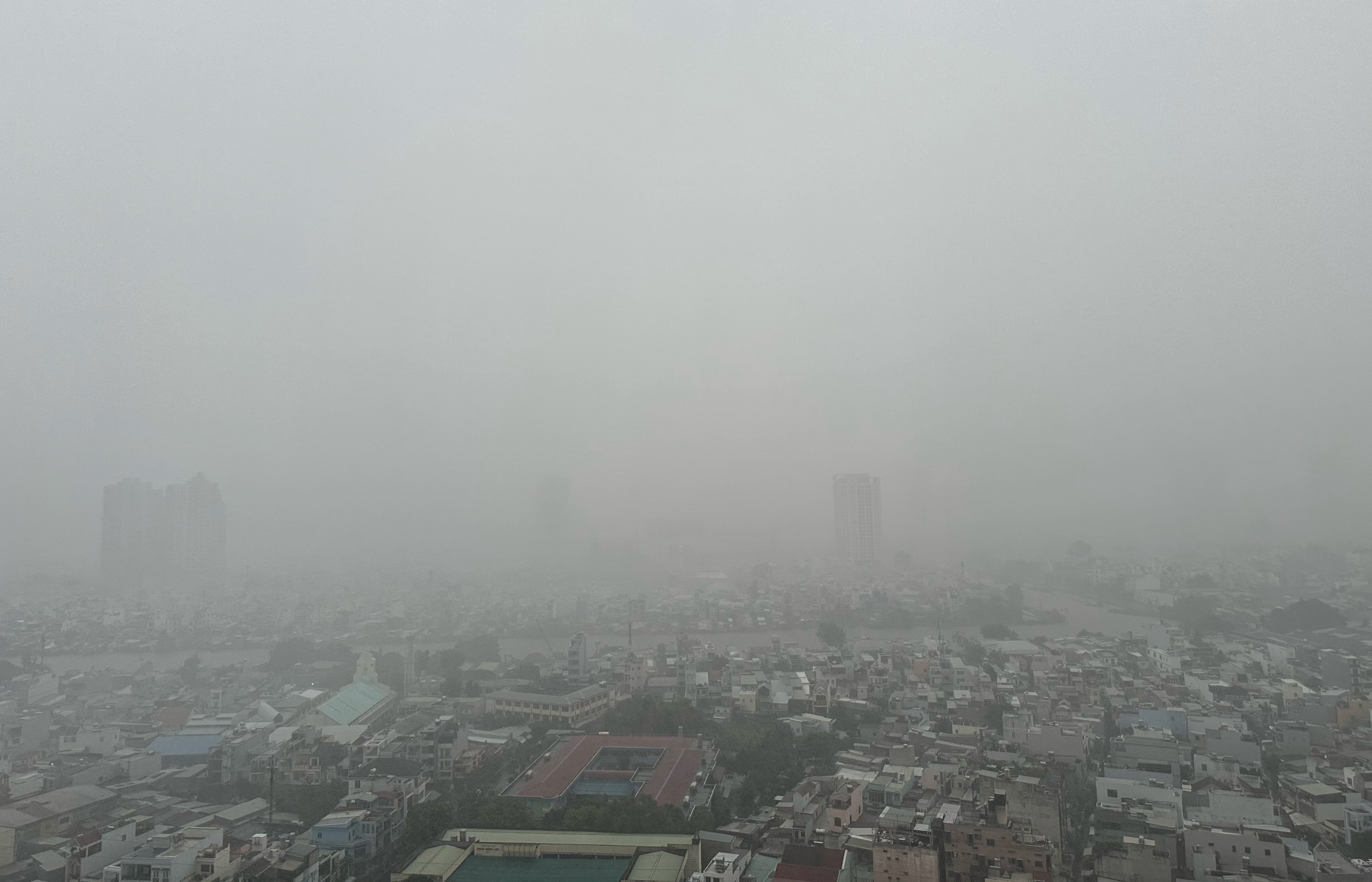 TP.HCM có mưa rất to chiều nay: Nước ngập gần hết bánh xe, người dân 'vượt sóng'- Ảnh 3.