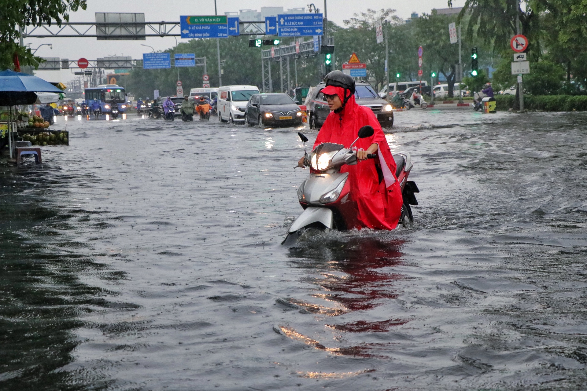 TP.HCM có mưa rất to chiều nay: Nước ngập gần hết bánh xe, người dân 'vượt sóng'- Ảnh 4.