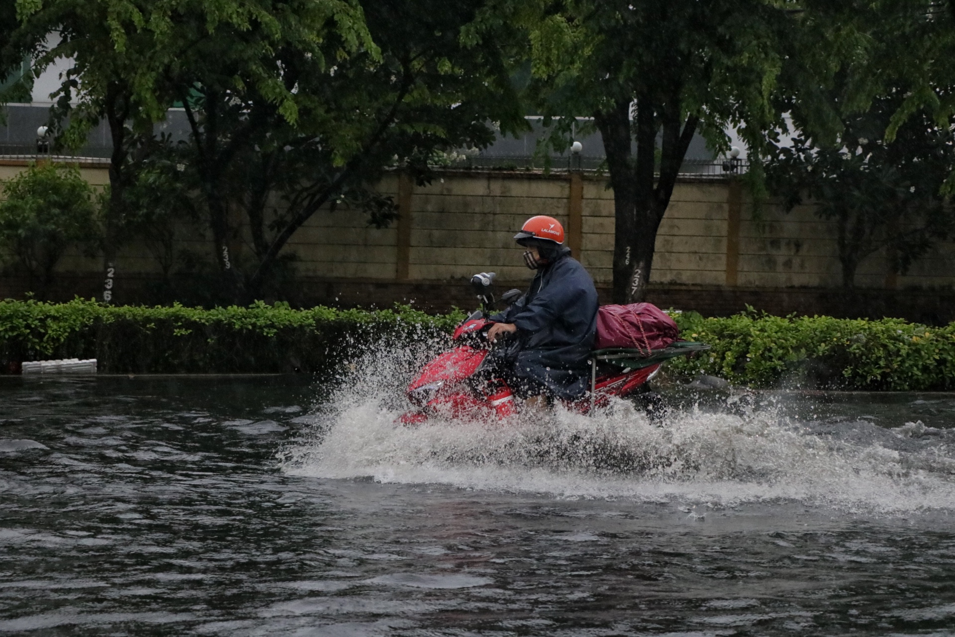 TP.HCM có mưa rất to chiều nay: Nước ngập gần hết bánh xe, người dân 'vượt sóng'- Ảnh 11.