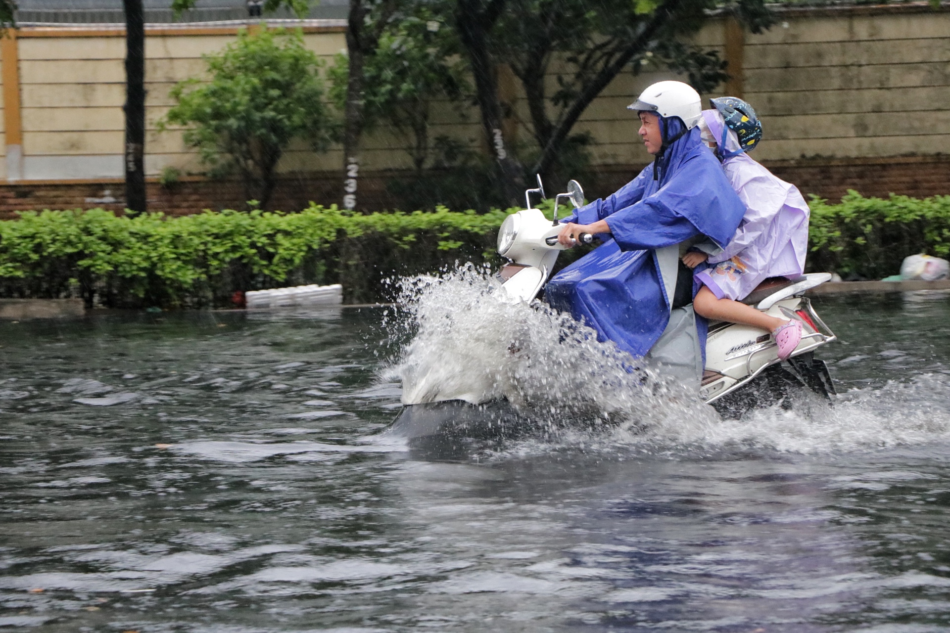 TP.HCM có mưa rất to chiều nay: Nước ngập gần hết bánh xe, người dân 'vượt sóng'- Ảnh 2.