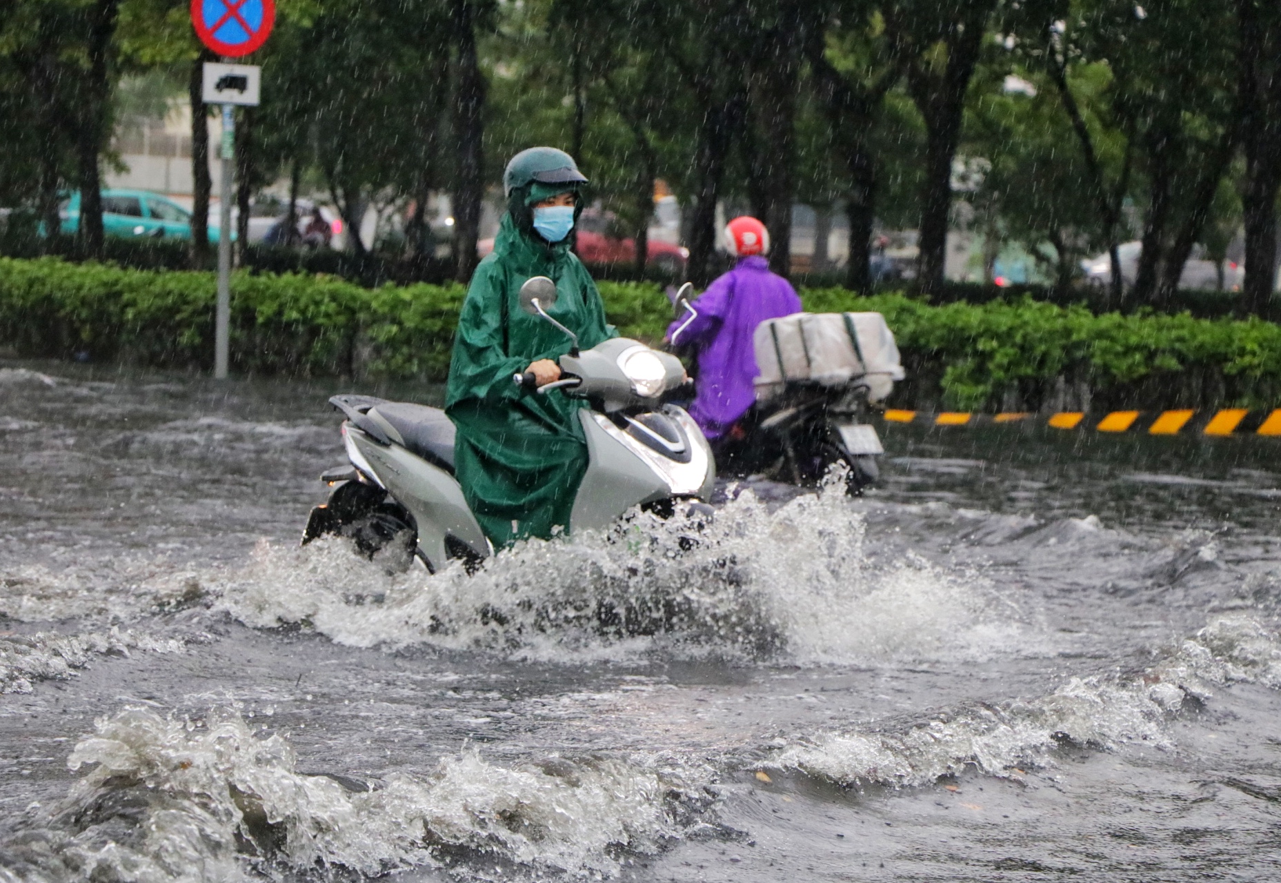 TP.HCM có mưa rất to chiều nay: Nước ngập gần hết bánh xe, người dân 'vượt sóng'- Ảnh 1.