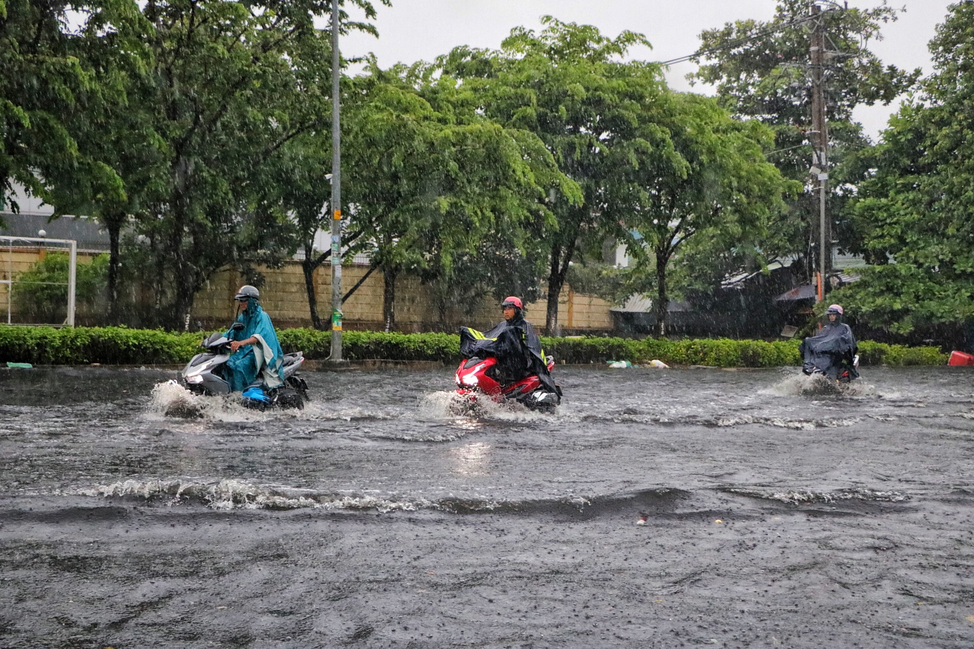 TP.HCM có mưa rất to chiều nay: Nước ngập gần hết bánh xe, người dân 'vượt sóng'- Ảnh 8.