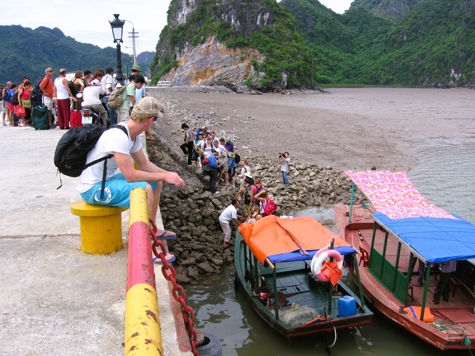 Du khách từ Hạ Long sang Cát Bà chuyển tiếp bằng thuyền gỗ, năm 2006 Du khách từ Hạ Long sang Cát Bà chuyển tiếp bằng thuyền gỗ, năm 2006