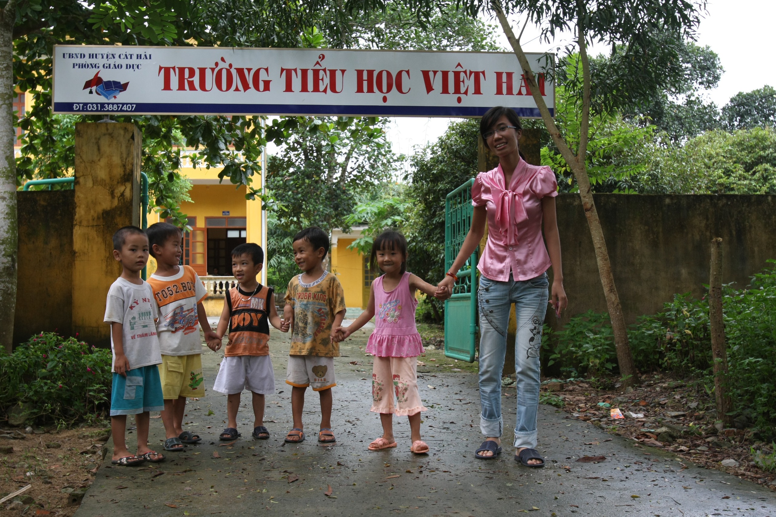 Cô giáo và học sinh Trường tiểu học Việt Hải, xã vùng sâu của huyện Cát Hải, năm 2008 Cô giáo và học sinh Trường tiểu học Việt Hải, xã vùng sâu của huyện Cát Hải, năm 2008