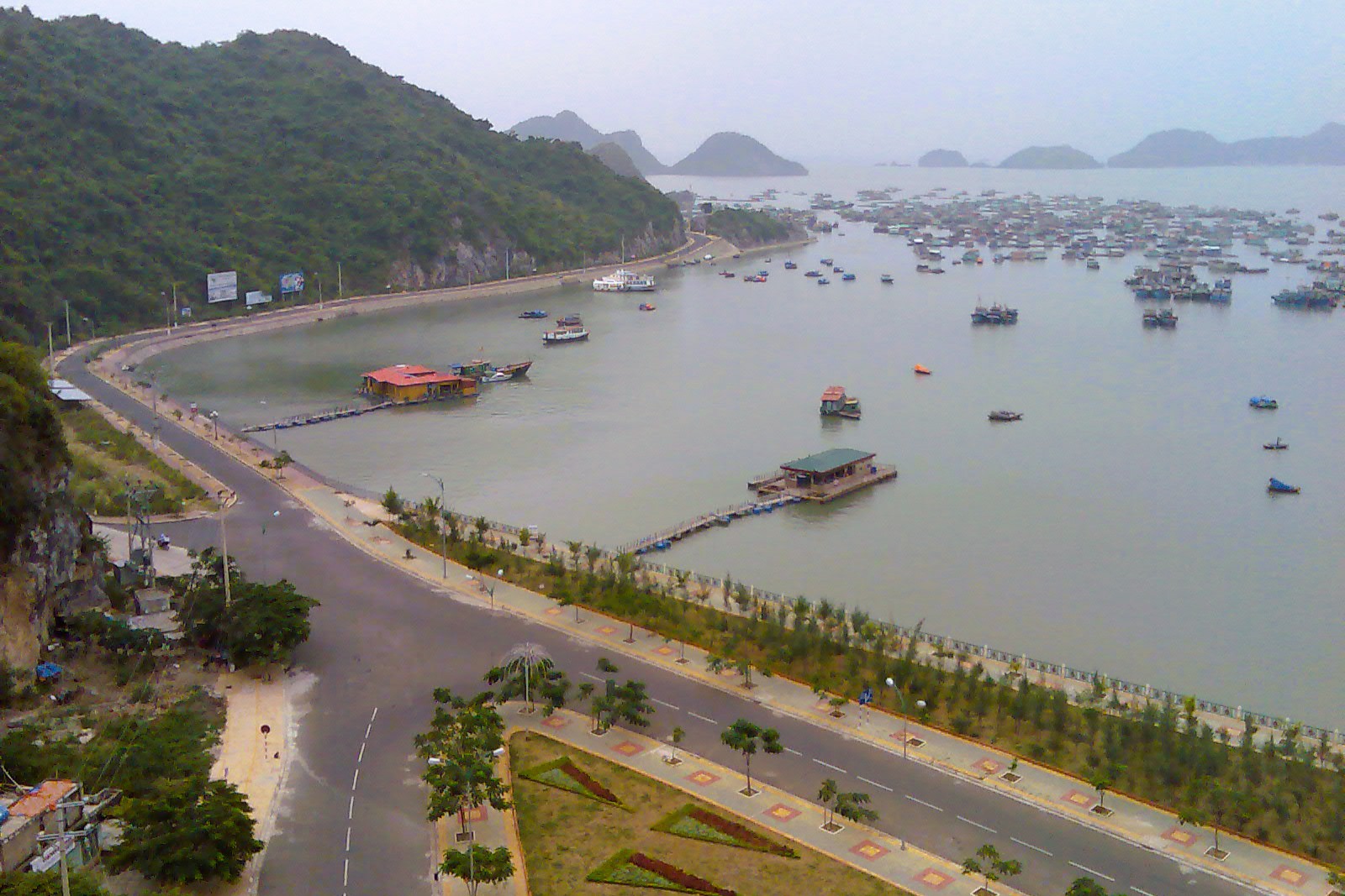 Đường 1.4 là trục giao thông chính của thị trấn Cát Bà, năm 2006 Đường 1.4 là trục giao thông chính của thị trấn Cát Bà, năm 2006