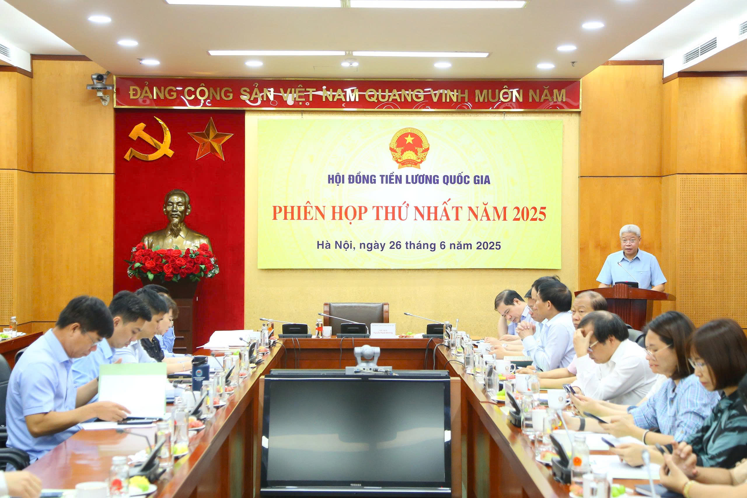 Công đoàn muốn tăng lương sớm trong năm nay- Ảnh 1. Công đoàn muốn tăng lương sớm trong năm nay- Ảnh 1.