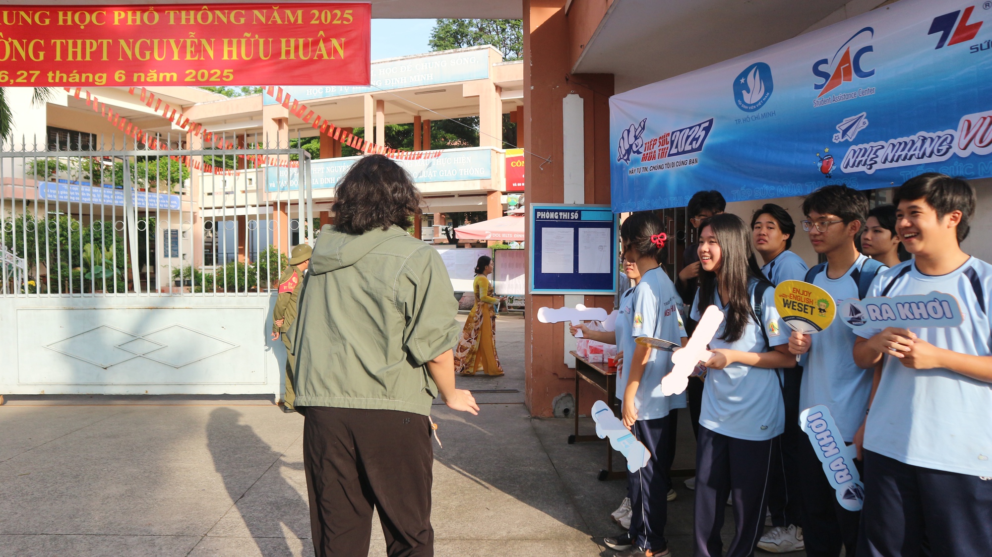 Học sinh THPT tiếp sức thí sinh với máy tính và vật dụng cần thiết - Ảnh 1.