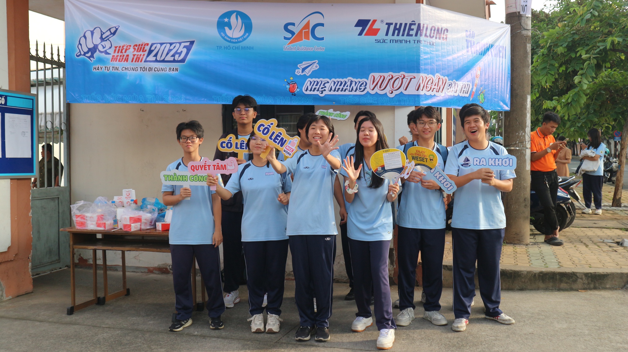 Học sinh THPT tiếp sức thí sinh với máy tính và vật dụng cần thiết - Ảnh 2.