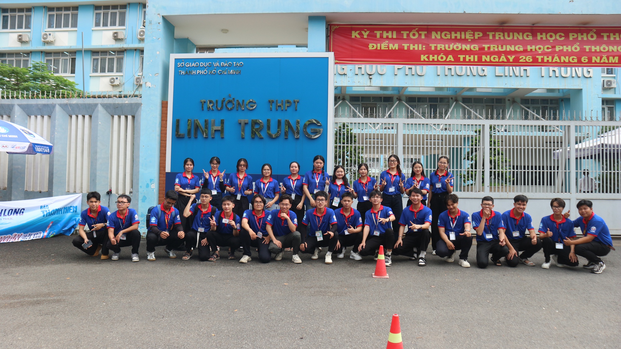 Tình nguyện viên kể phút 'thót tim' chạy về nhà mang giấy tờ cho thí sinh - Ảnh 2.