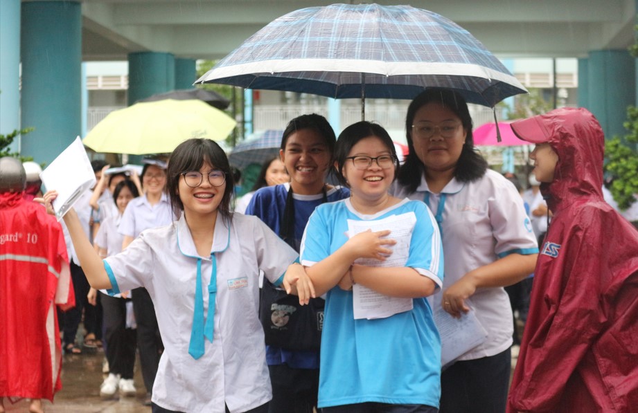 Một buổi chiều thi THPT đầy cảm xúc - Ảnh 5. Một buổi chiều thi THPT đầy cảm xúc - Ảnh 5.