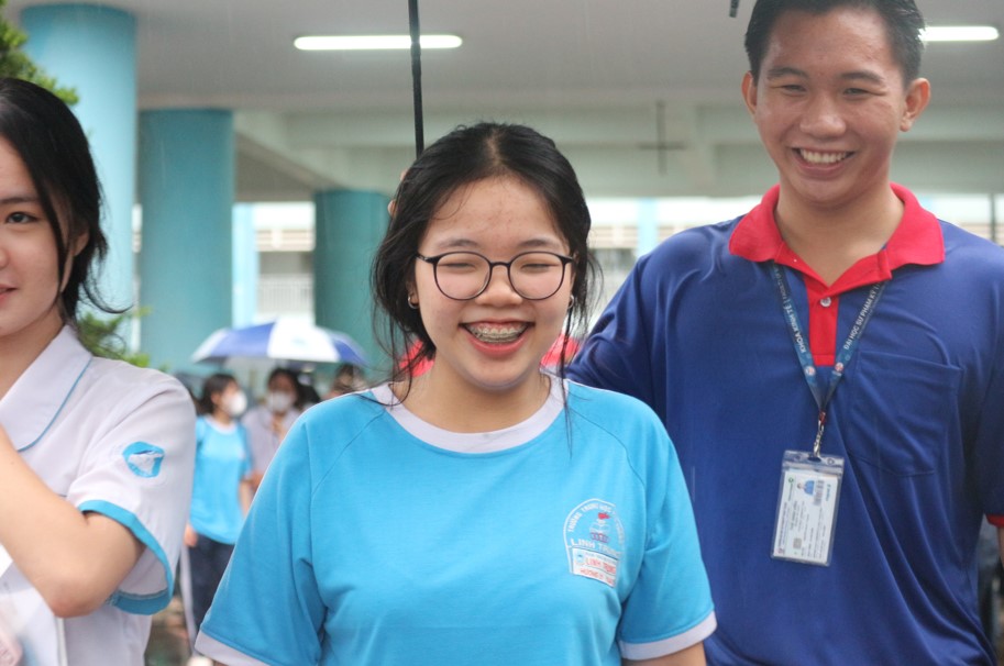 Một buổi chiều thi THPT đầy cảm xúc - Ảnh 6. Một buổi chiều thi THPT đầy cảm xúc - Ảnh 6.