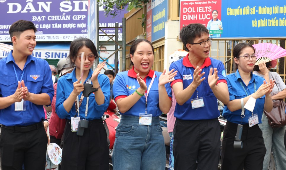 Một buổi chiều thi THPT đầy cảm xúc - Ảnh 8. Một buổi chiều thi THPT đầy cảm xúc - Ảnh 8.