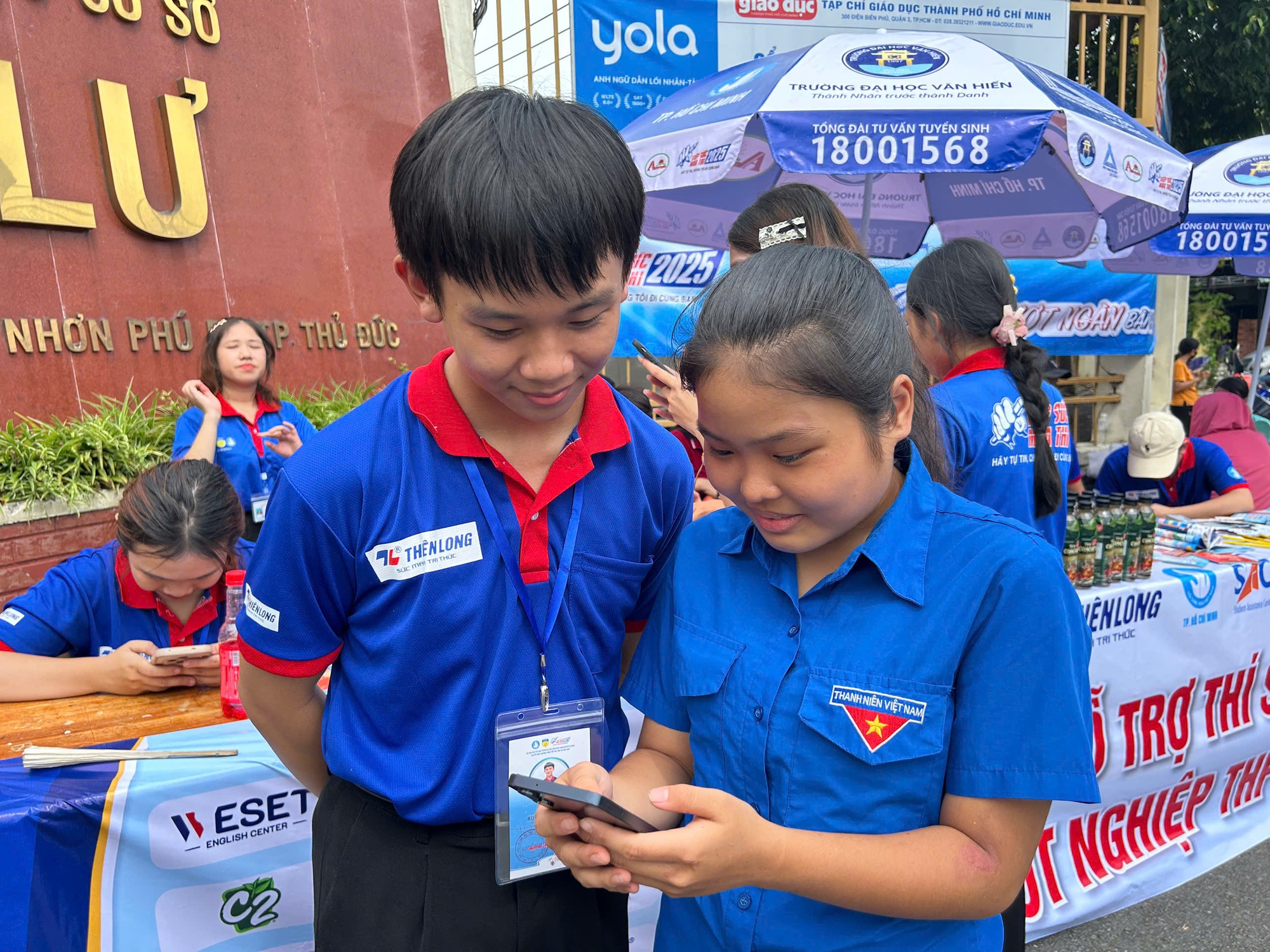 Một buổi chiều thi THPT đầy cảm xúc - Ảnh 2. Một buổi chiều thi THPT đầy cảm xúc - Ảnh 2.