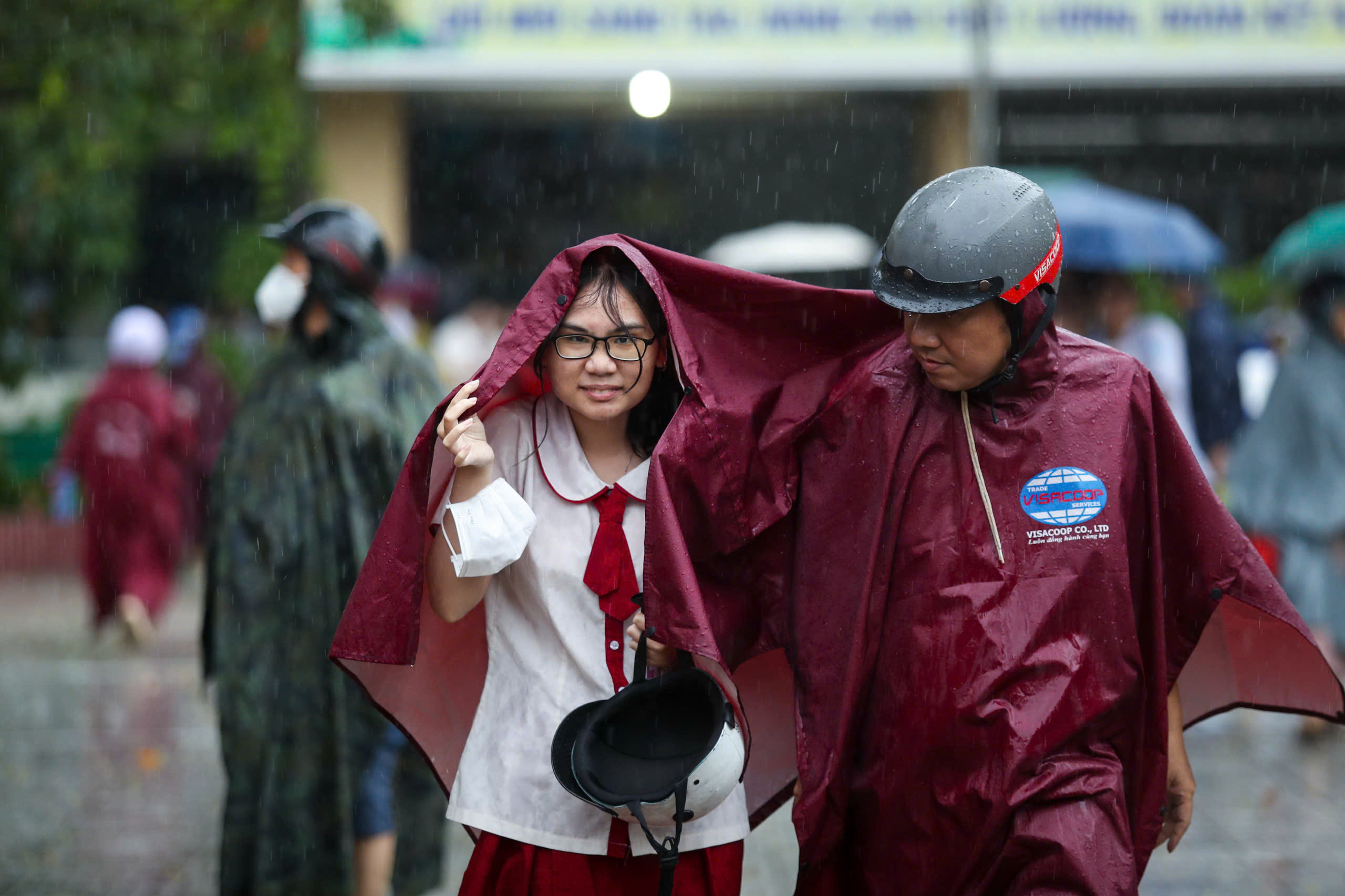 Pro studenty z celé země je maturitní zkouška z angličtiny nemožná! - Foto 3. Đề thi tiếng Anh tốt nghiệp THPT bất khả thi với điều kiện học sinh cả nước!- Ảnh 3.