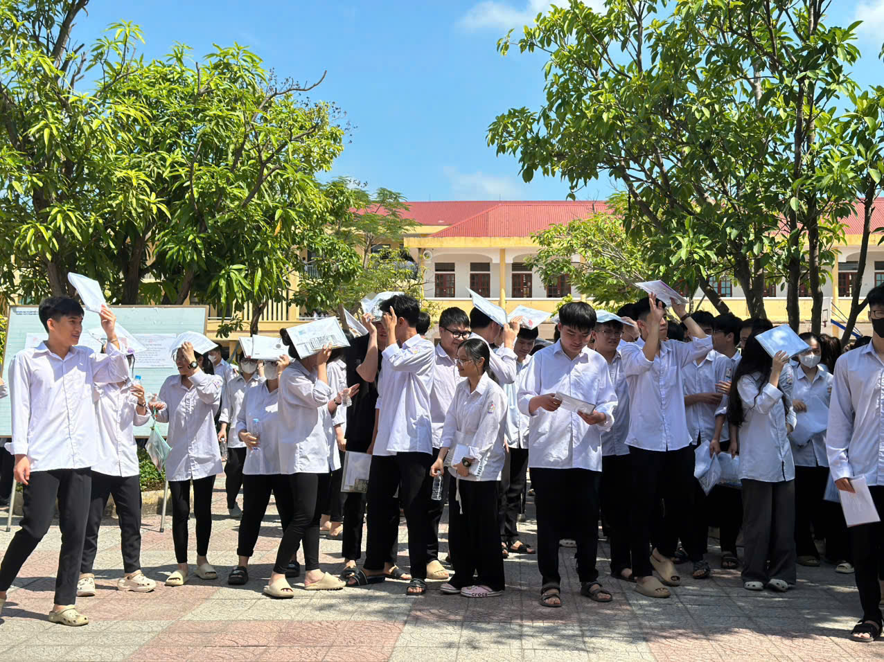 Kandidátka po zkoušce z literatury omdlela uprostřed školního dvora - Foto 1. Nữ thí sinh ngất xỉu giữa sân trường sau giờ thi ngữ văn- Ảnh 1.