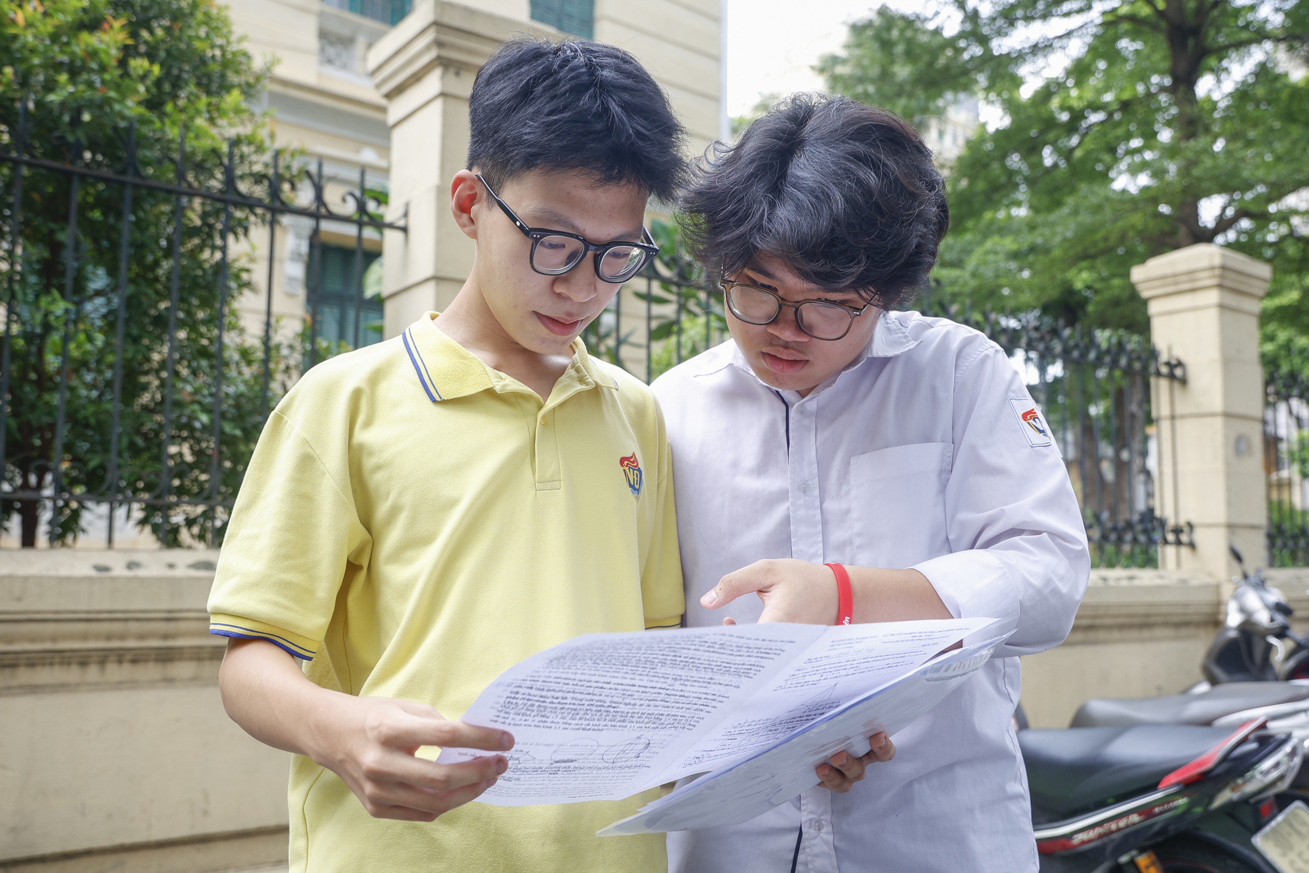 Thí sinh Hà Nội vui buồn lẫn lộn sau kỳ thi tốt nghiệp THPT môn toán - Ảnh 1. Thí sinh Hà Nội vui buồn lẫn lộn sau bài thi môn toán - Ảnh 1.