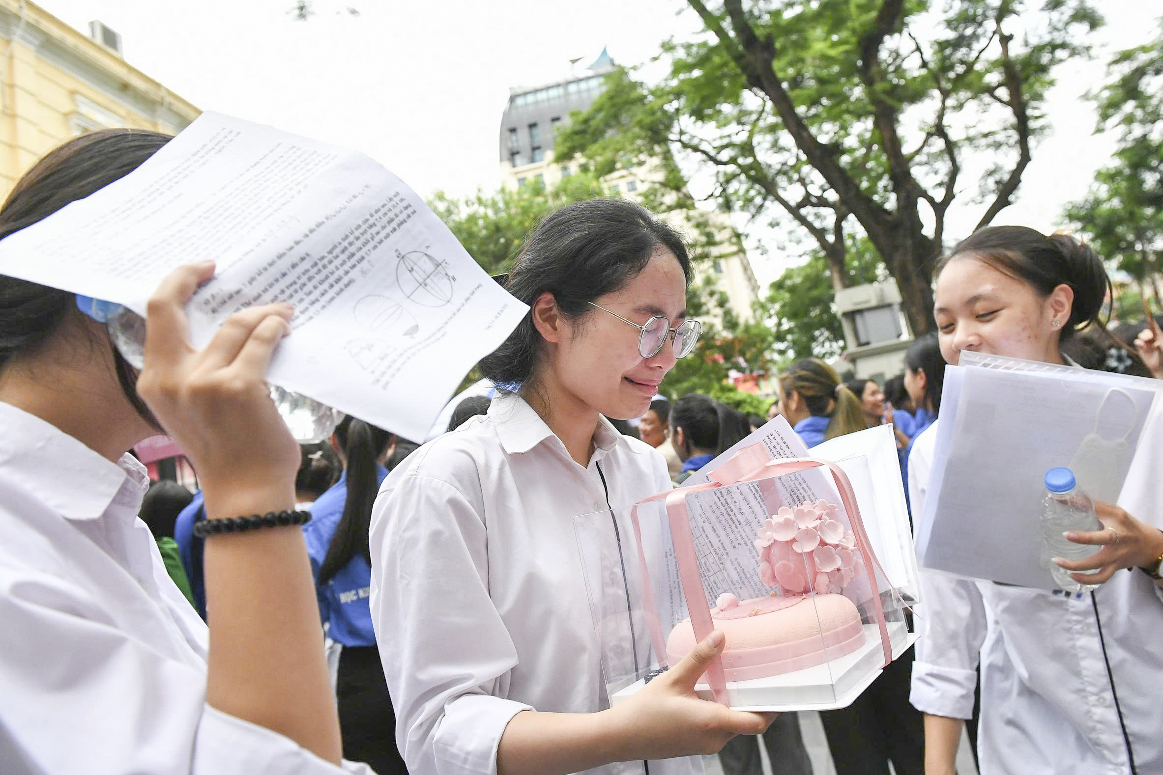 Thí sinh Hà Nội vui buồn lẫn lộn sau kỳ thi tốt nghiệp THPT môn toán - Ảnh 2. Thí sinh Hà Nội vui buồn lẫn lộn sau kỳ thi tốt nghiệp THPT môn toán - Ảnh 2.