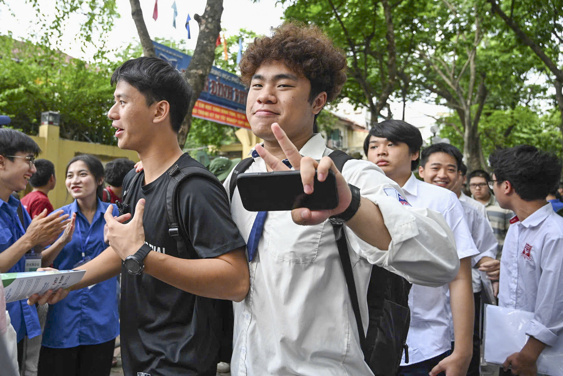 Thí sinh Hà Nội vui buồn lẫn lộn sau kỳ thi tốt nghiệp THPT môn toán - Ảnh 5. Thí sinh Hà Nội vui buồn lẫn lộn sau kỳ thi tốt nghiệp THPT môn toán - Ảnh 5.