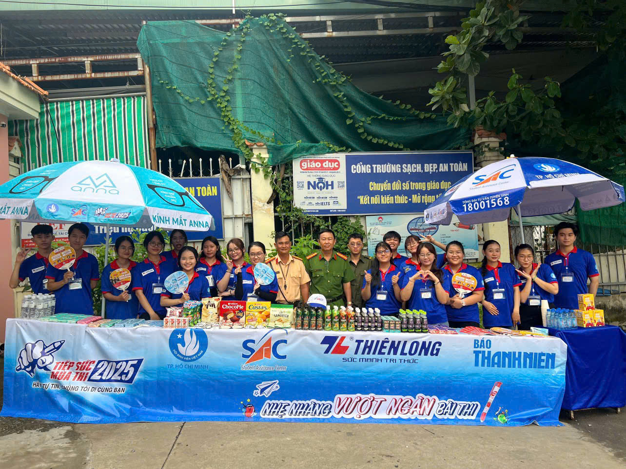 CSGT TP.HCM chạy mô tô đặc chủng đưa thí sinh thi tốt nghiệp THPT về lấy CCCD - Ảnh 1.