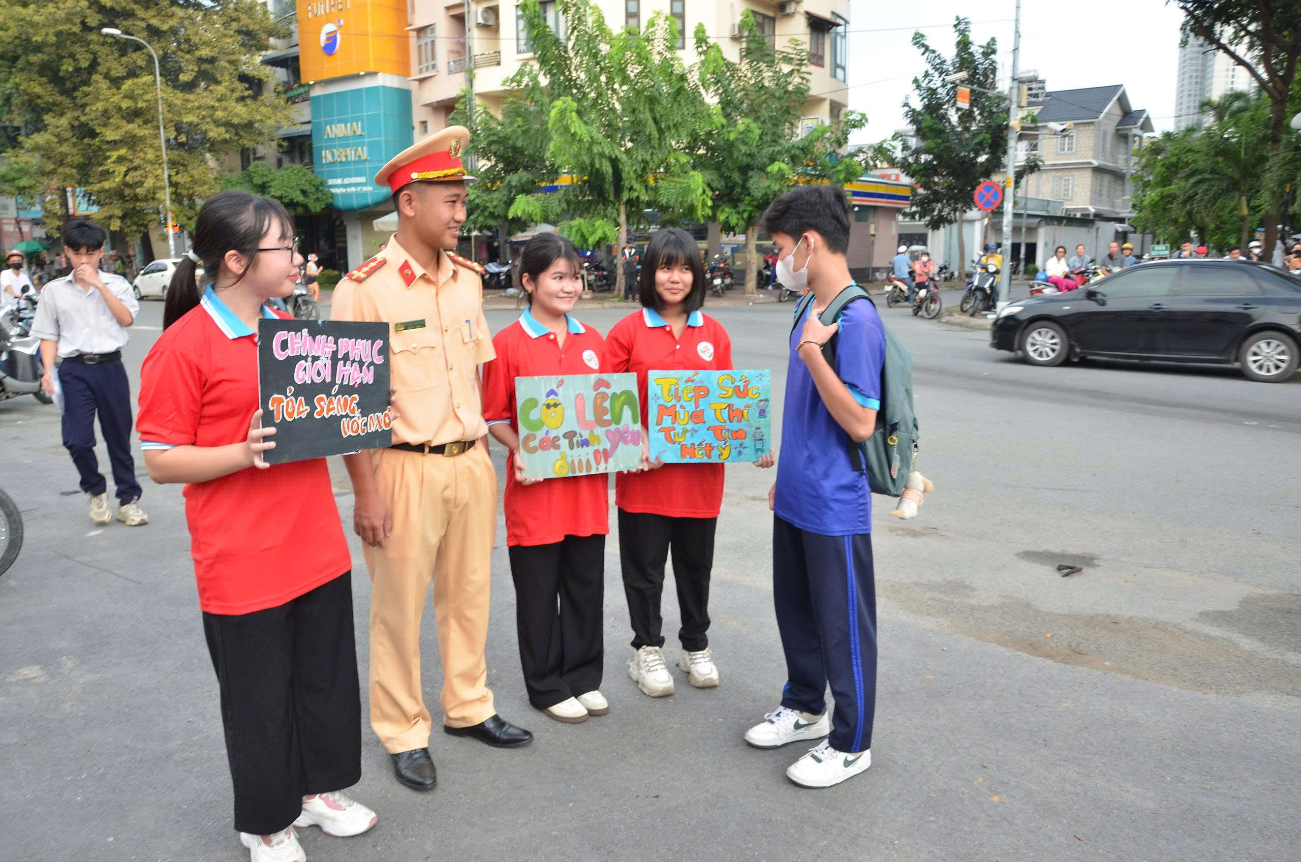 CSGT TP.HCM chạy mô tô đặc chủng đưa thí sinh thi tốt nghiệp THPT về lấy CCCD - Ảnh 3.