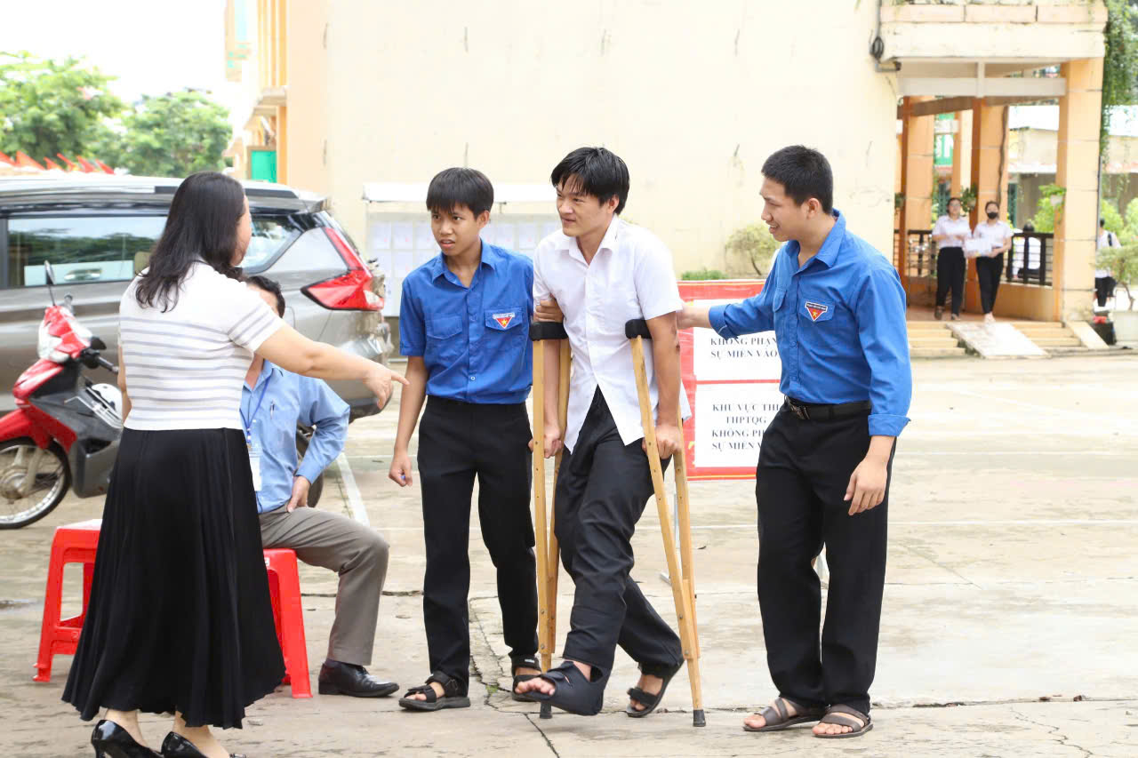 Thanh niên liên tục điện thoại gia đình thí sinh vì sợ trễ giờ thi- Ảnh 7. Giúp thí sinh không bị trễ thi - Ảnh 4.