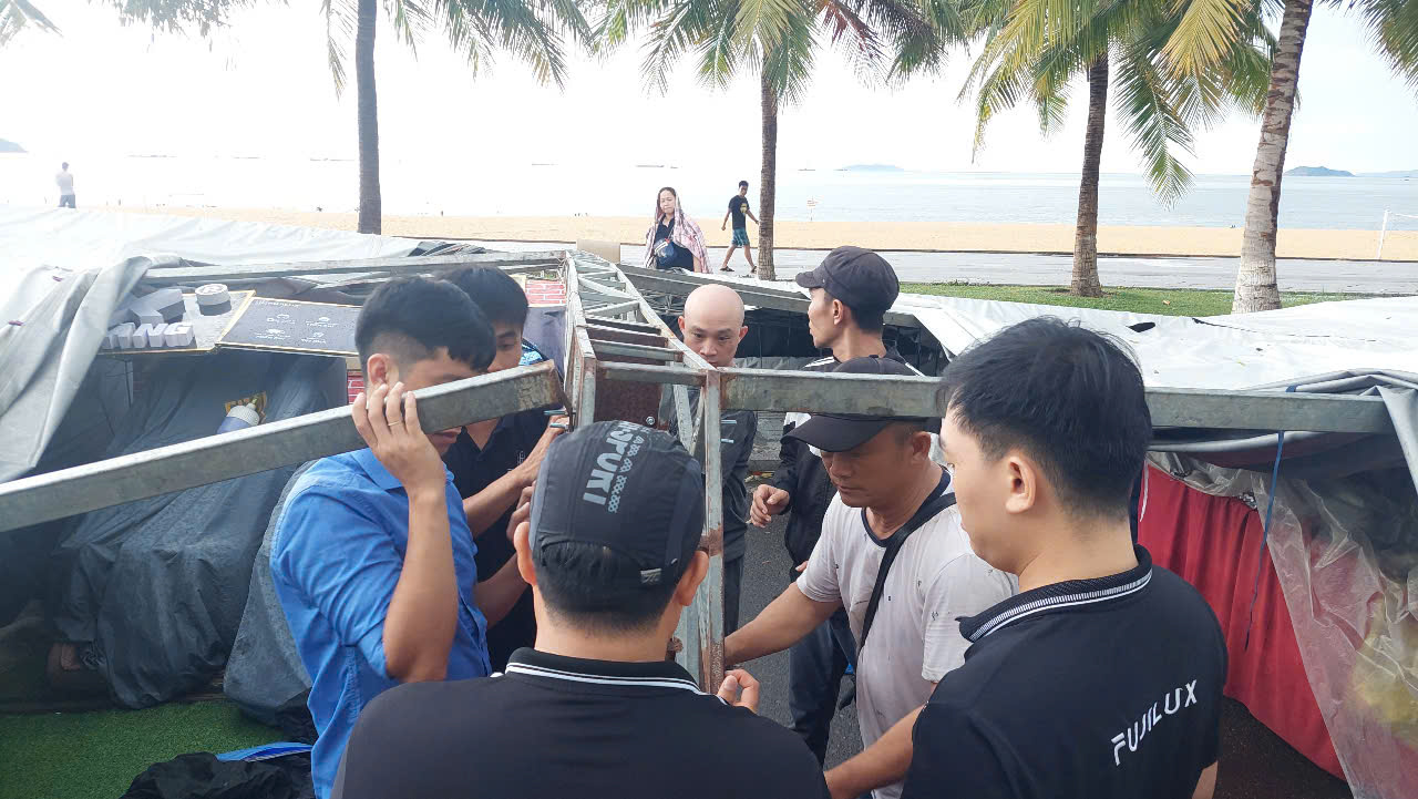 Mưa gió làm sập nhiều gian hàng tại hội chợ ở Quy Nhơn - Ảnh 3. Mưa gió làm sập nhiều gian hàng tại hội chợ ở Quy Nhơn - Ảnh 3.