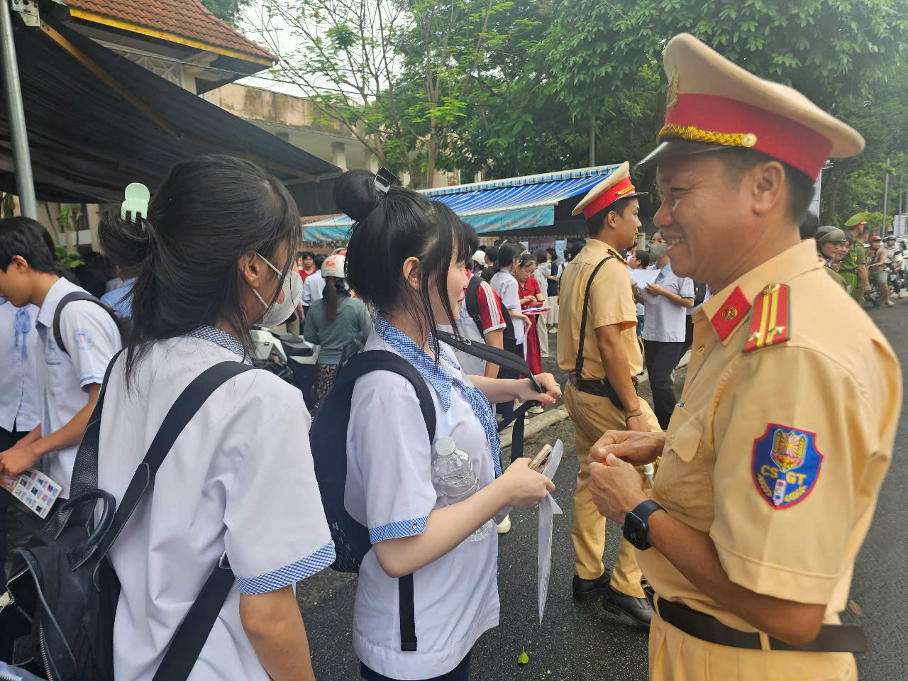 Thầy giáo Tây hơn 6 năm vỗ tay, chờ thí sinh thi tốt nghiệp ngoài cổng trường - Ảnh 3.