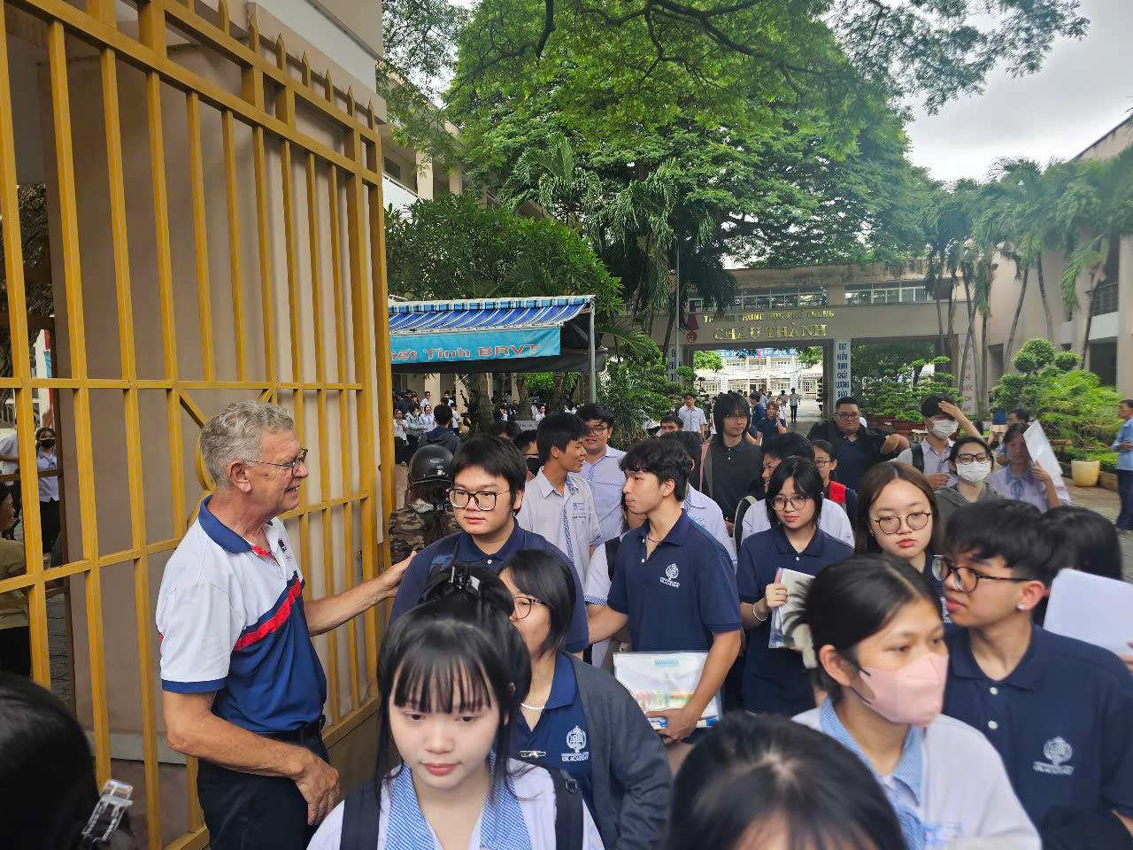 Thầy giáo Tây hơn 6 năm vỗ tay, chờ thí sinh thi tốt nghiệp ngoài cổng trường - Ảnh 2.