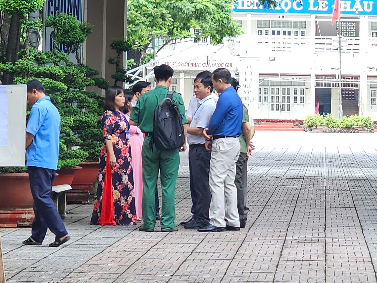 Thầy giáo Tây hơn 6 năm vỗ tay, chờ thí sinh thi tốt nghiệp ngoài cổng trường - Ảnh 4.