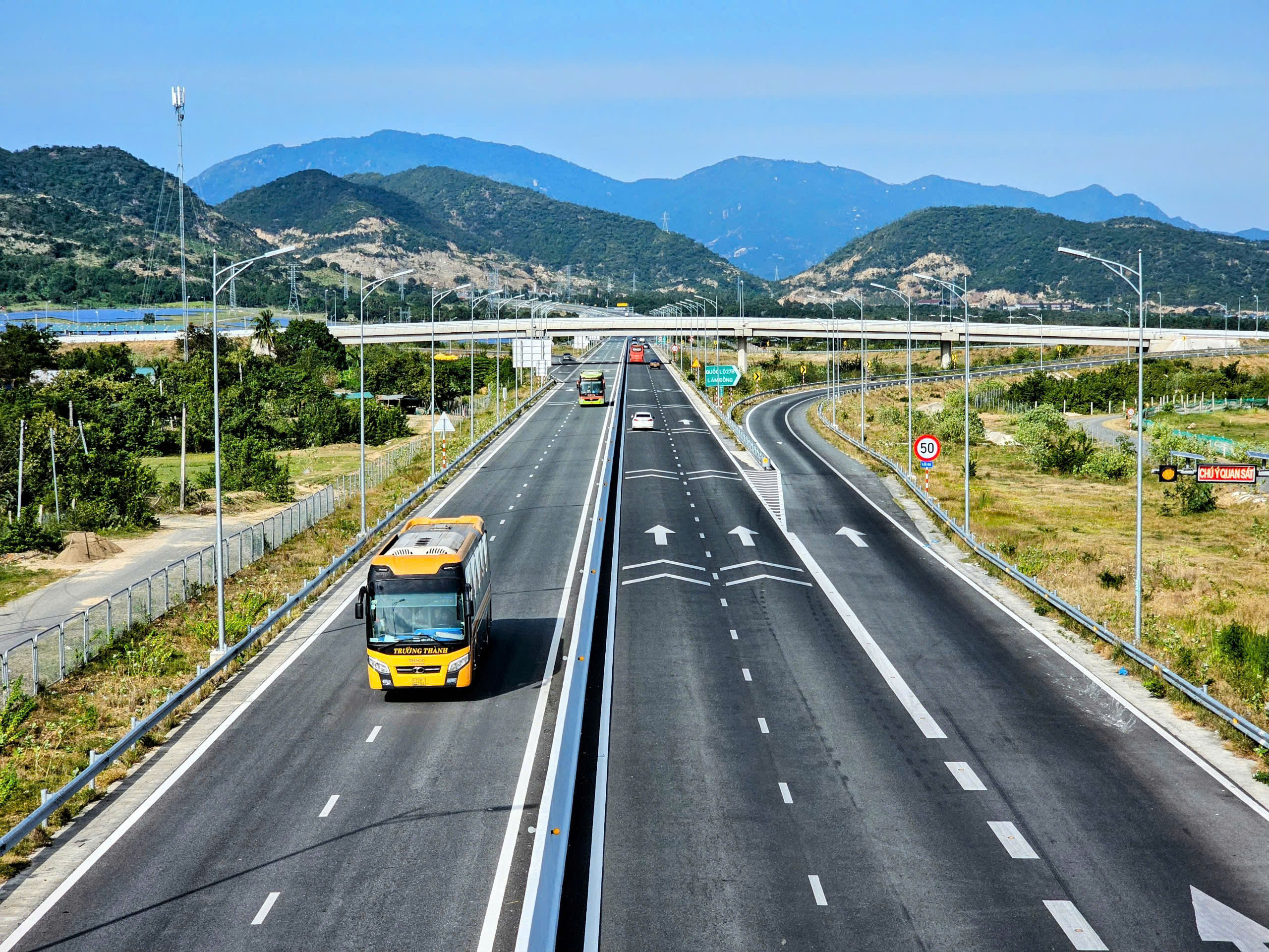 Khánh Hòa bố trí xe đưa cán bộ Ninh Thuận đi Nha Trang từ 5 giờ - Ảnh 1. Khánh Hòa bố trí xe đưa cán bộ Ninh Thuận đi Nha Trang từ 5 giờ - Ảnh 1.