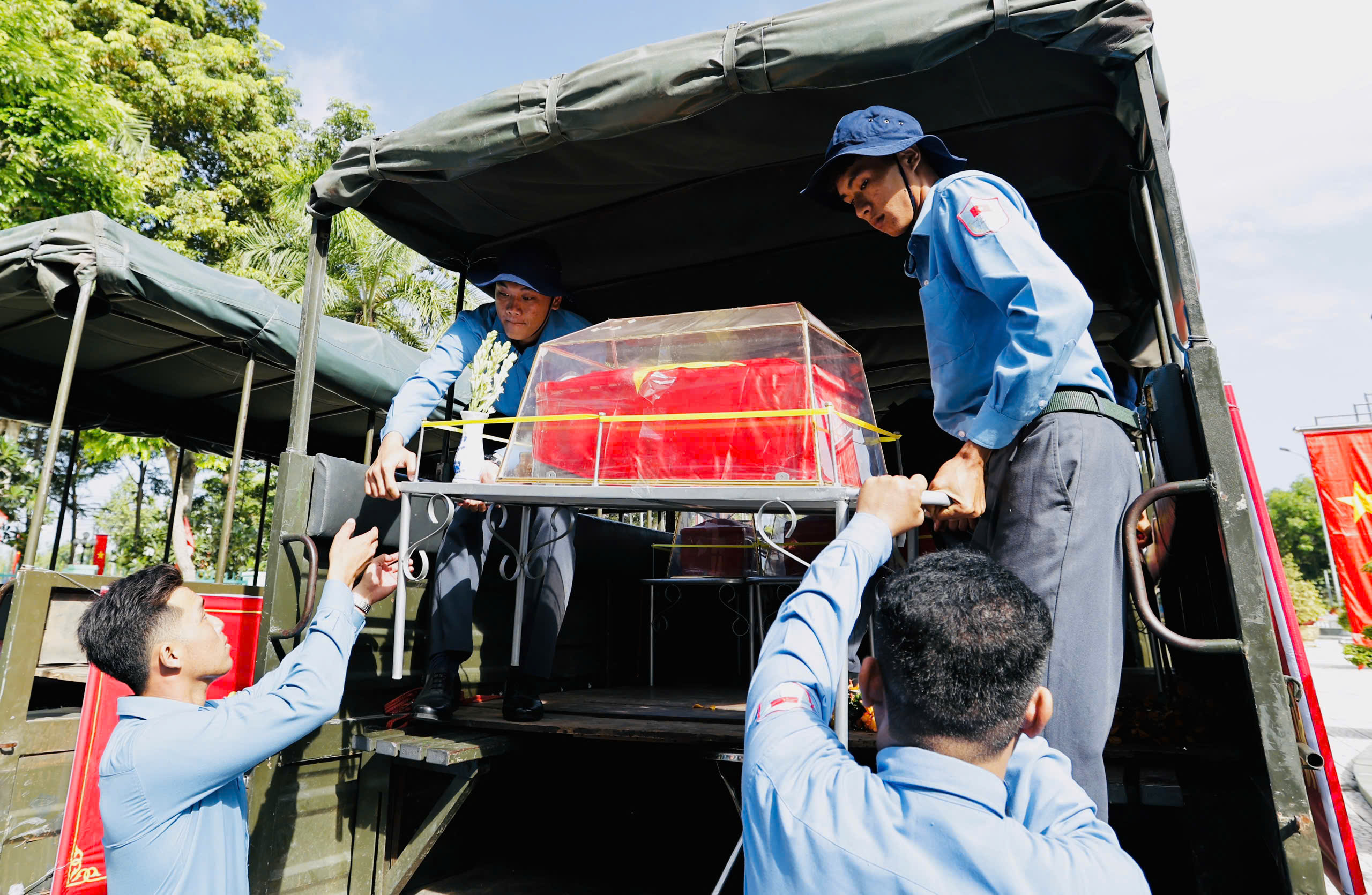 Long An: Đón 106 hài cốt liệt sĩ, quân tình nguyện Việt Nam hy sinh tại Campuchia- Ảnh 1. Long An: Đón 106 hài cốt liệt sĩ, quân tình nguyện Việt Nam hy sinh tại Campuchia- Ảnh 1.