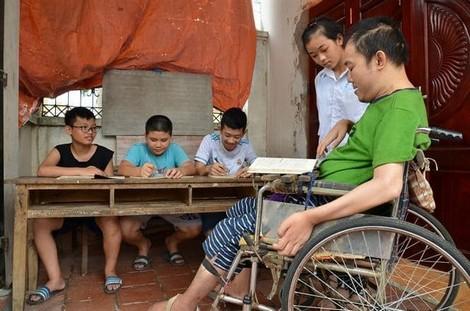 Người thầy trên chiếc xe lăn Người thầy trên chiếc xe lăn