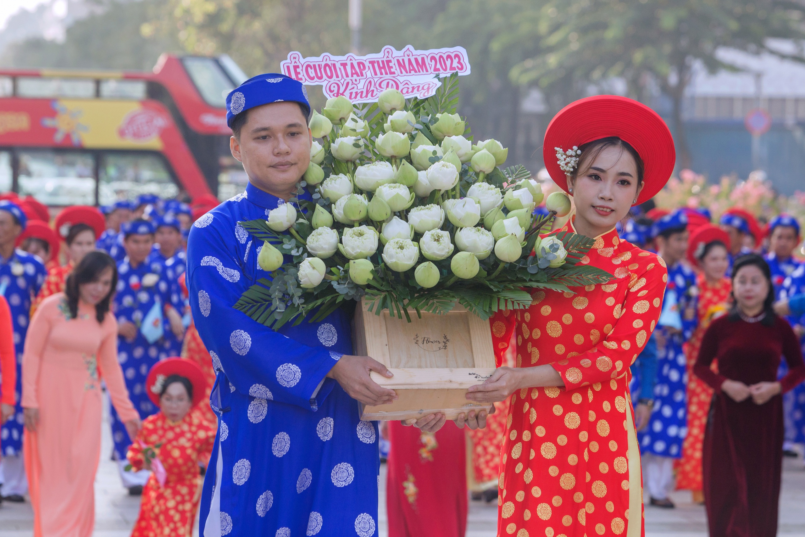 Lễ cưới tập thể của 82 cặp đôi trong Ngày Phụ nữ Việt Nam - Ảnh 2.