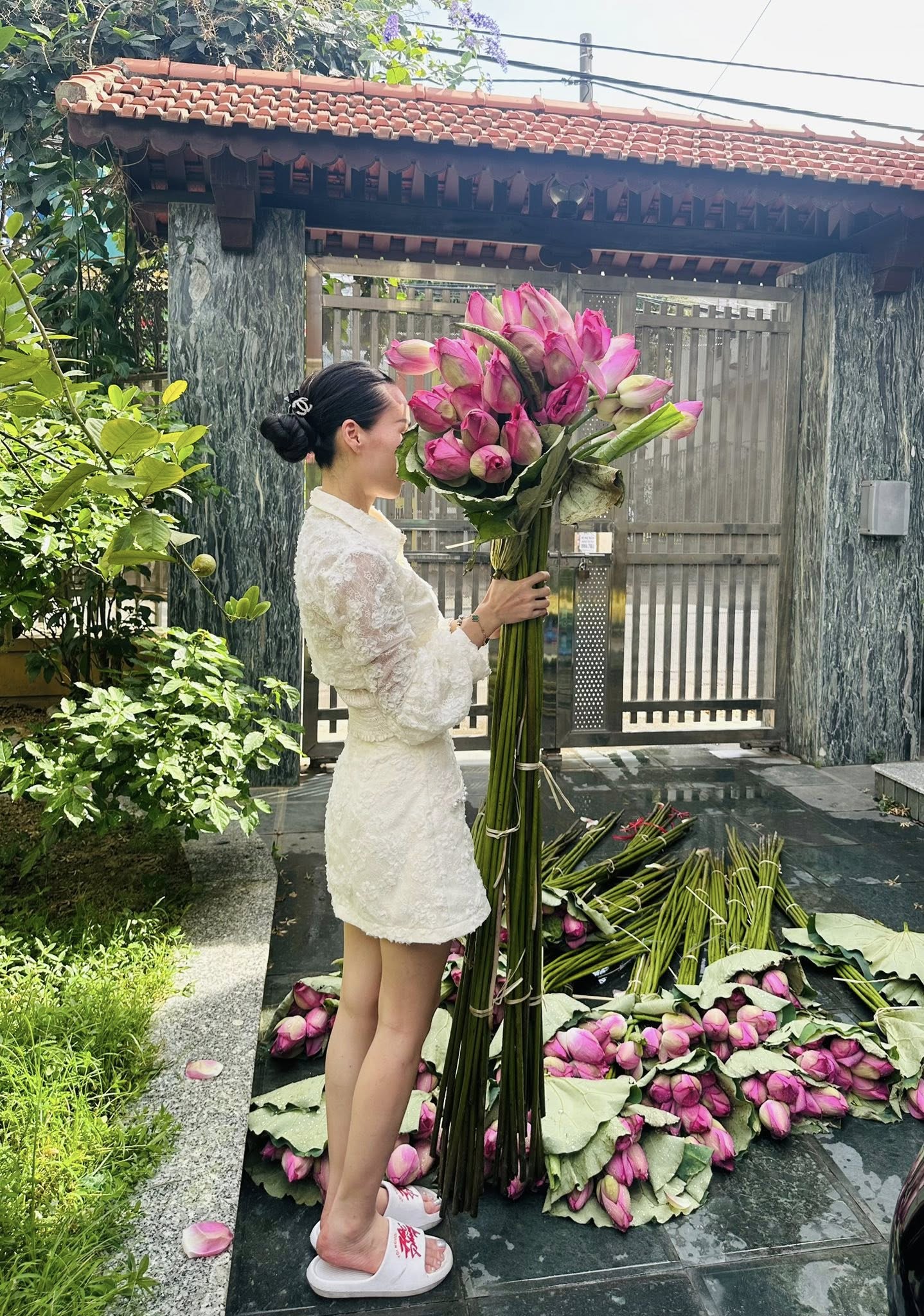 Người phụ nữ cắm hoa sen khắp cầu thang, dân mạng ngỡ là bình hoa 'khổng lồ' - Ảnh 6.