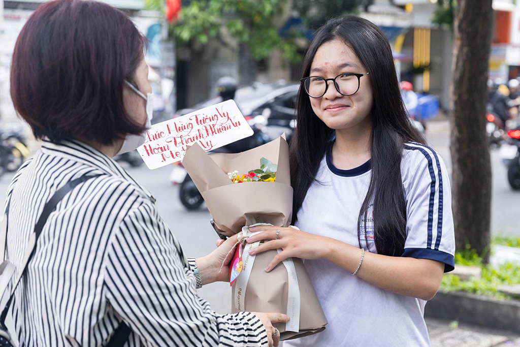 امتحان الثانوية العامة 2025.. صعوبة صادمة للطلاب - صورة 3 Đề thi tốt nghiệp THPT 2025: Độ khó gây sốc Đối với học sinh - Ảnh 3.