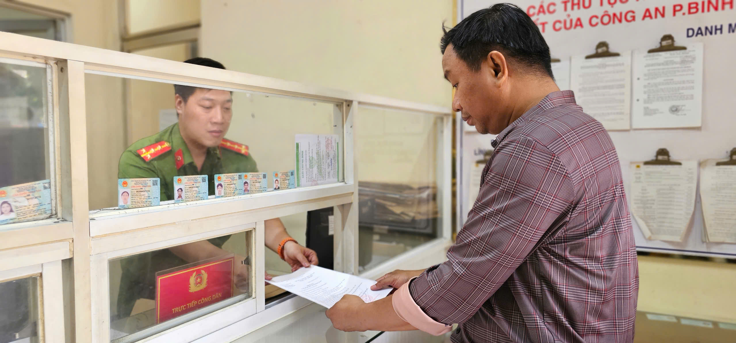 Công an tận tụy hỗ trợ người dân làm thủ tục hành chính- Ảnh 2. Công an tận tụy hỗ trợ người dân làm thủ tục hành chính- Ảnh 2.